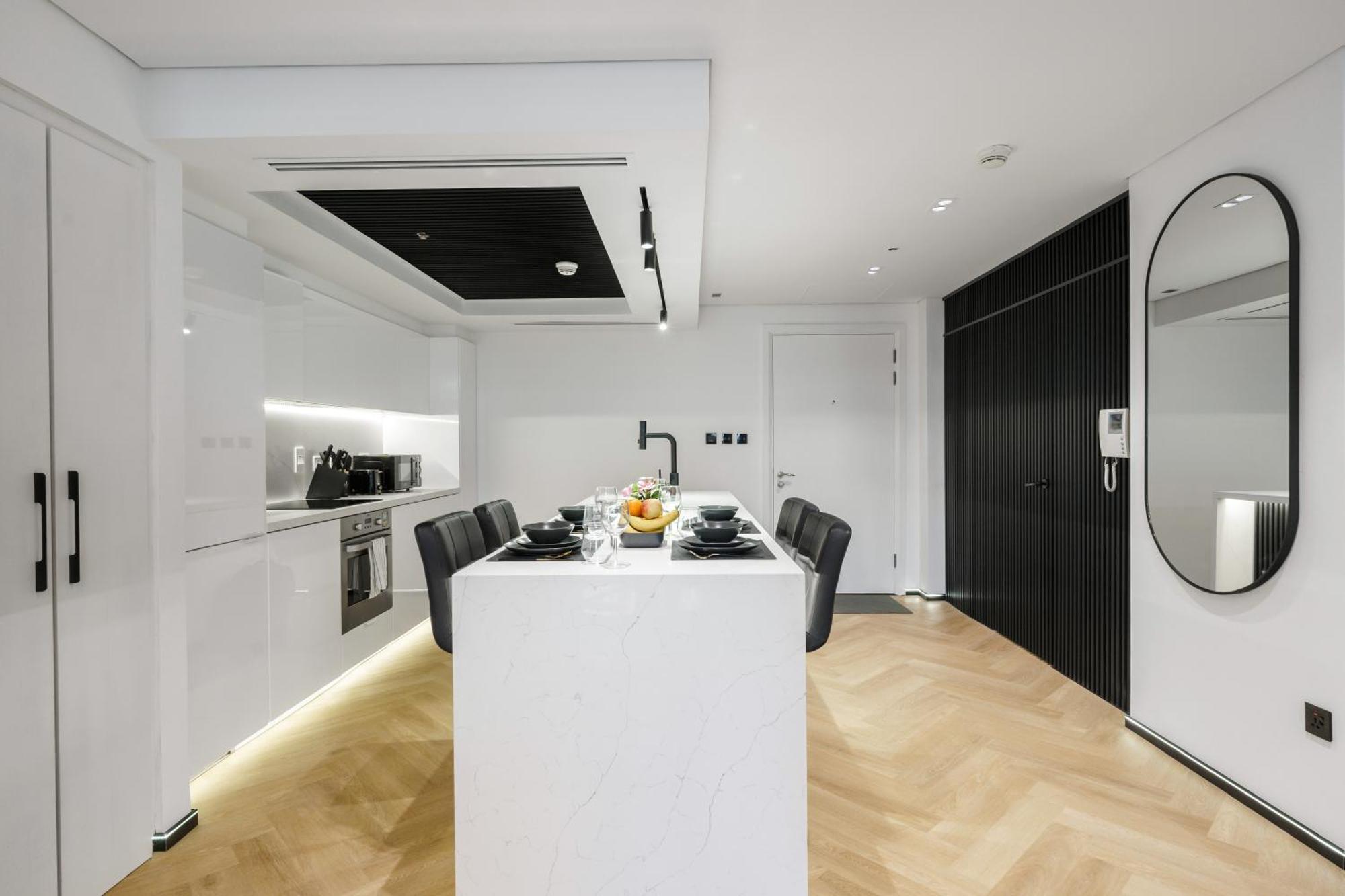 1 Bedroom Exquisite Urban Living In Downtown Apartment