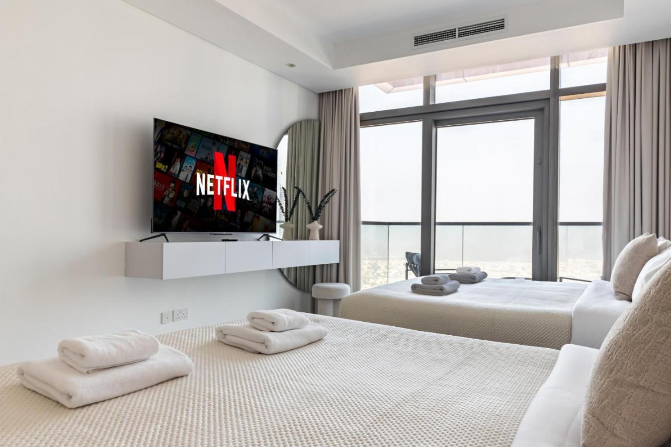 Urbanstays - Paramount Midtown Apartment Dubai