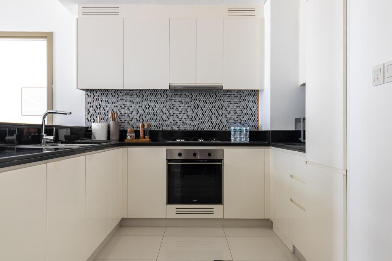 Urbanstays - Paramount Midtown Apartment Dubai