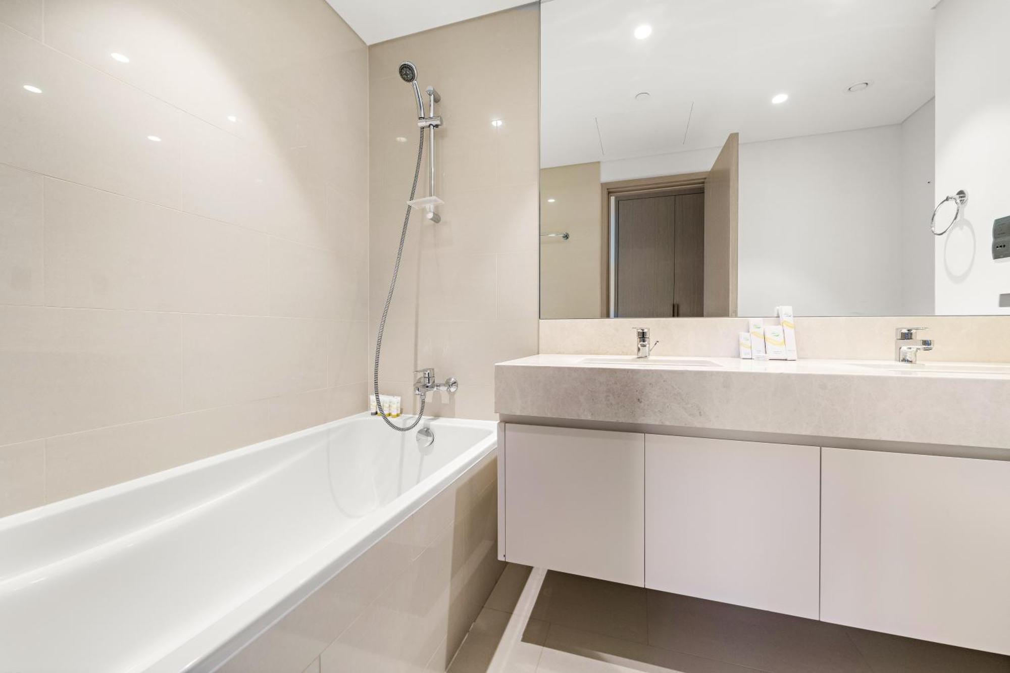 Luxe 4br With Burj View L Pool & Gym Apartment
