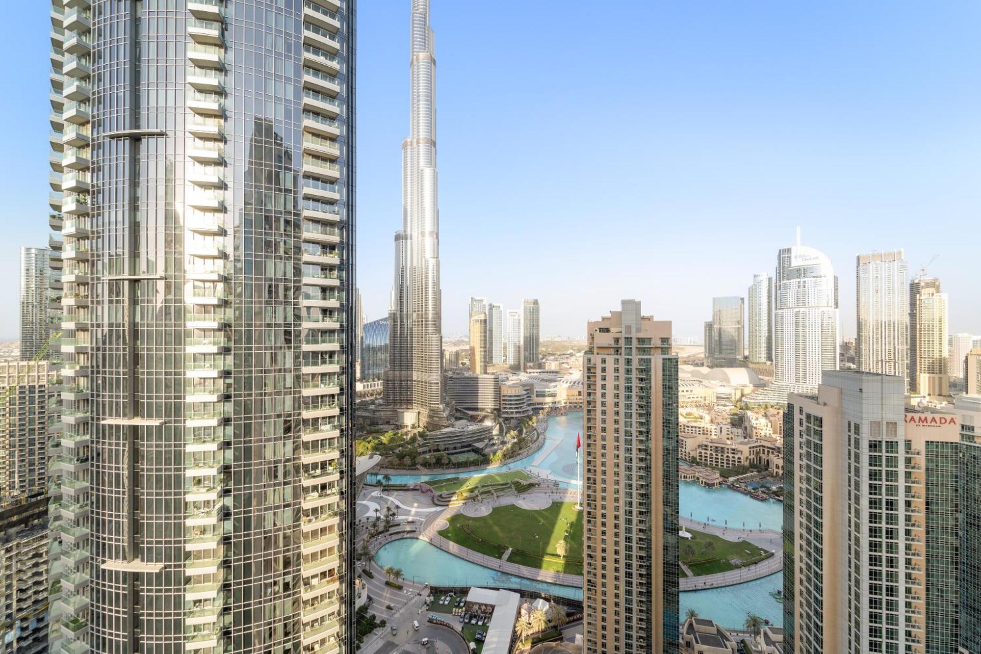 Luxe 4br With Burj View L Pool & Gym Apartment Dubai