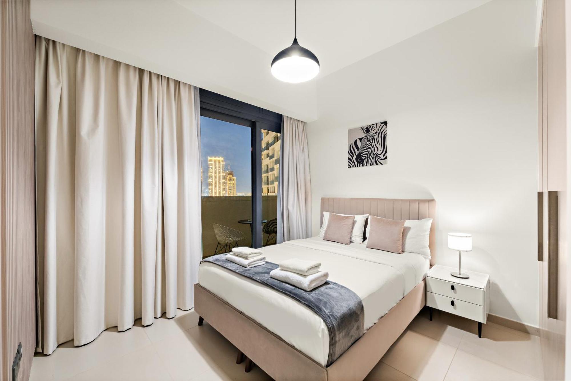 Luxe 4br With Burj View L Pool & Gym Apartment
