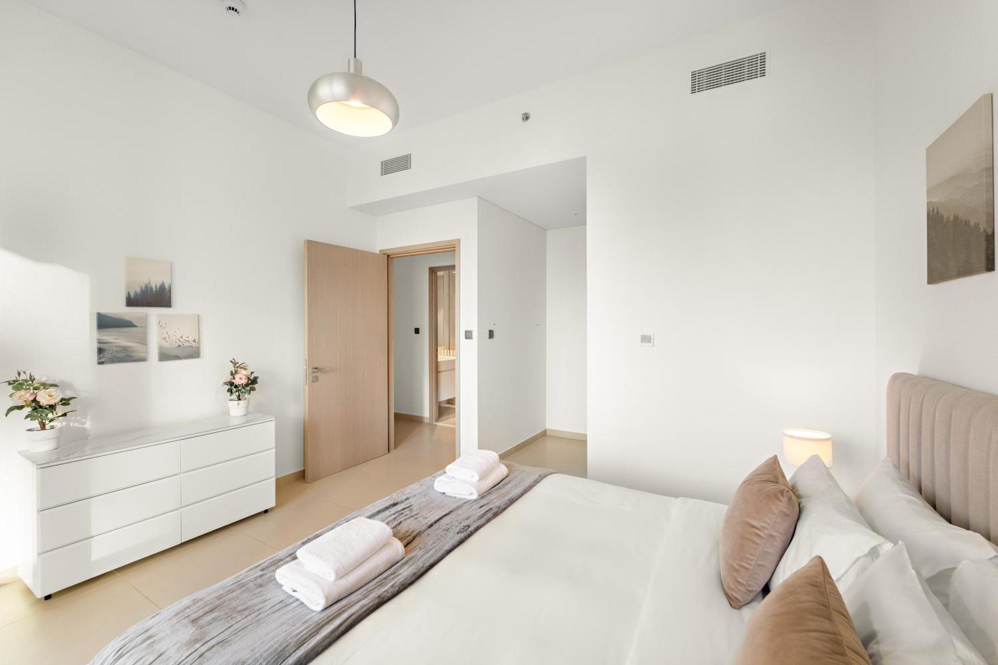 Luxe 4br With Burj View L Pool & Gym *