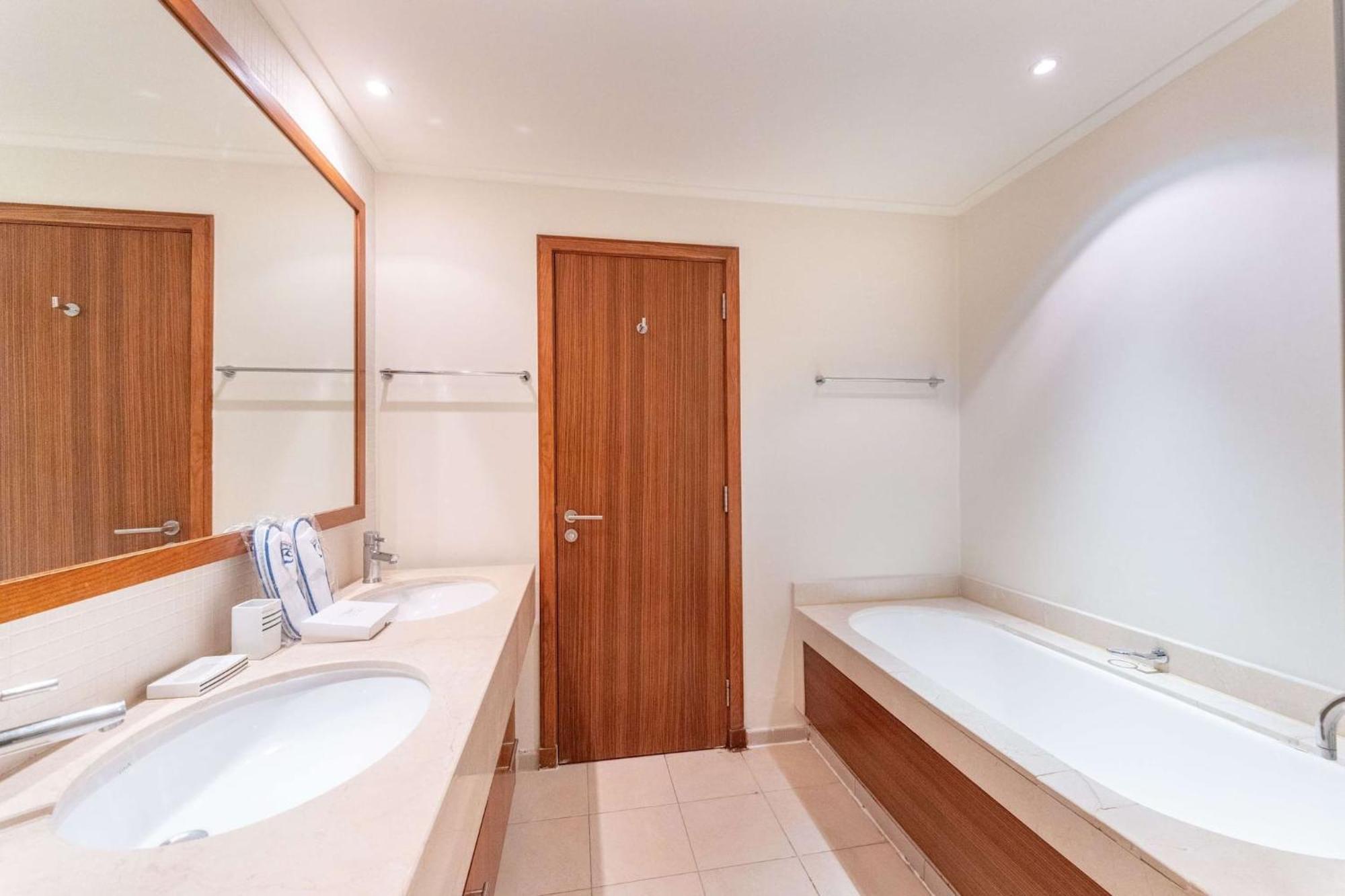 Apartment Luxurious 2 Bedroom Delphine Tower By Pk Holidays