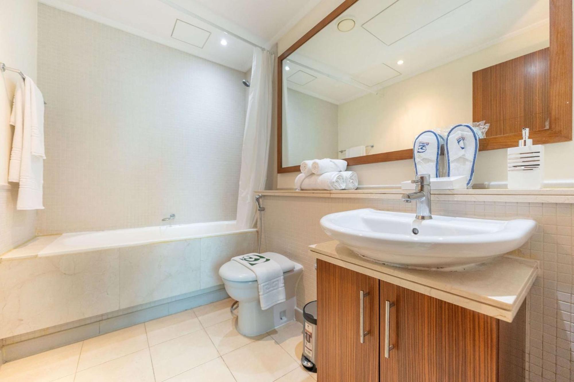 Luxurious 2 Bedroom Delphine Tower By Pk Holidays Apartment Dubai