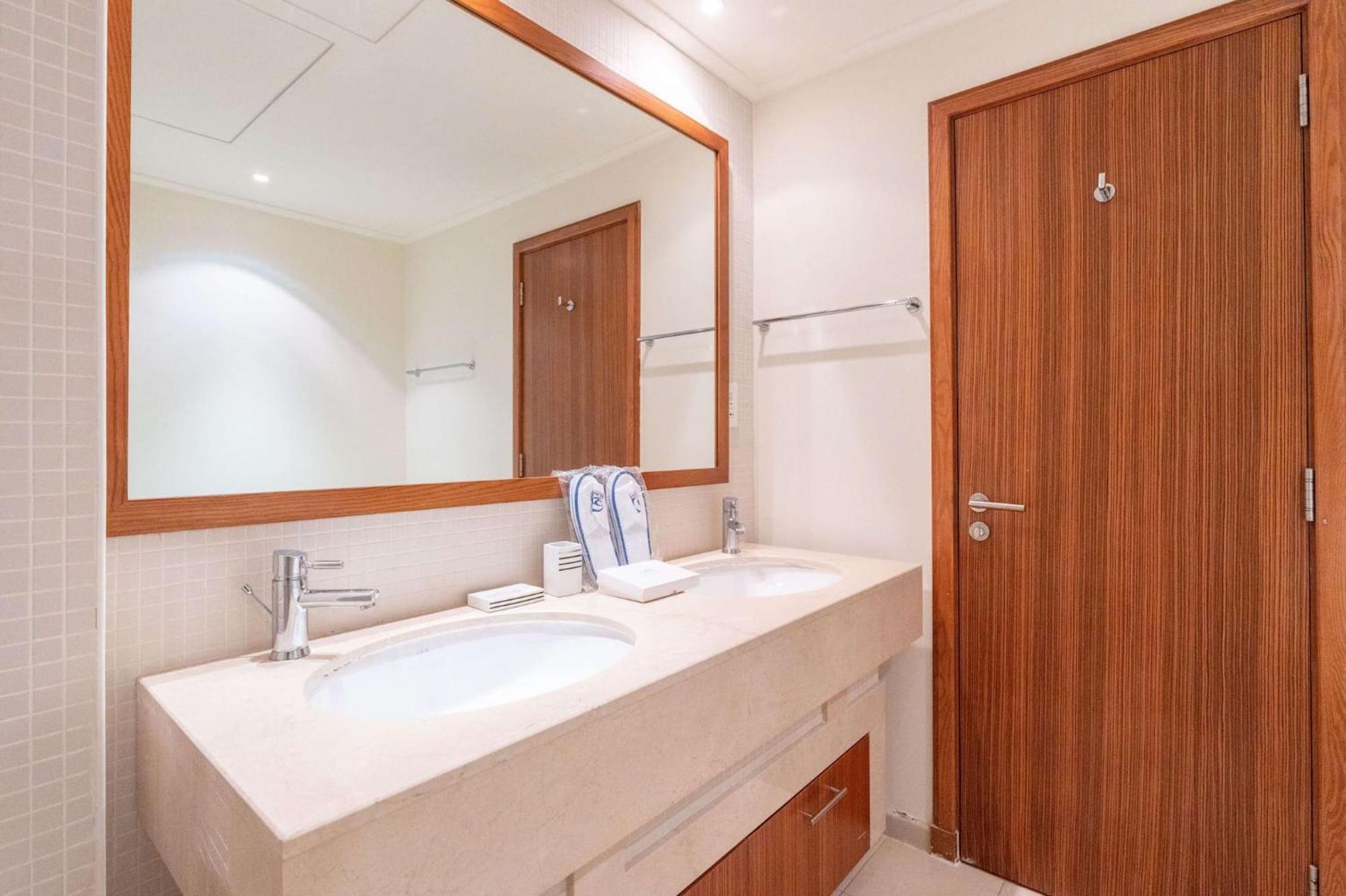 Luxurious 2 Bedroom Delphine Tower By Pk Holidays Apartment *