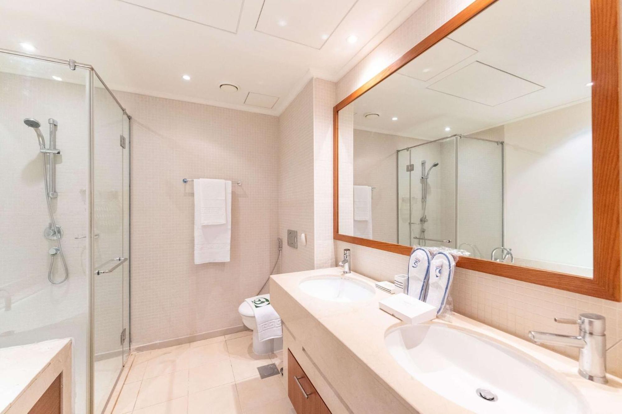 Luxurious 2 Bedroom Delphine Tower By Pk Holidays Dubai