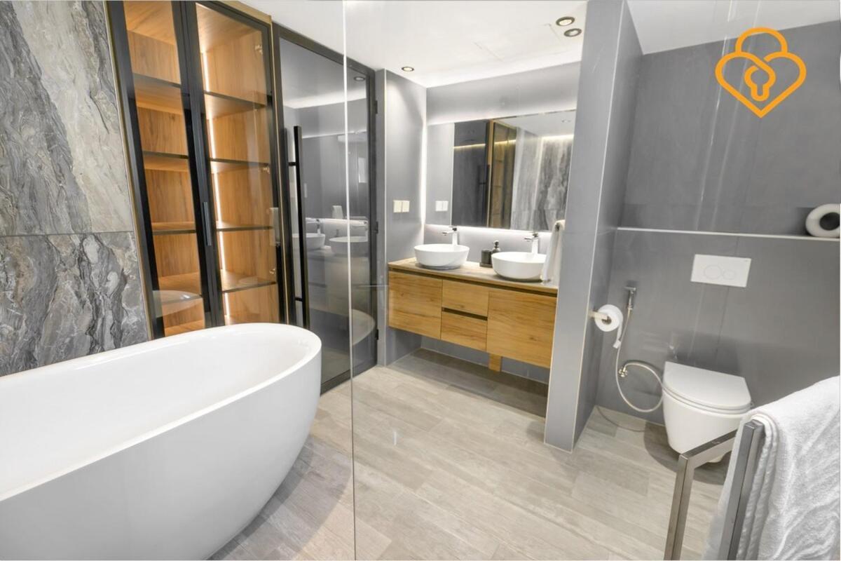 Keysplease Upgraded 4 Bedroom Villa, Private Pool Meadows Dubai