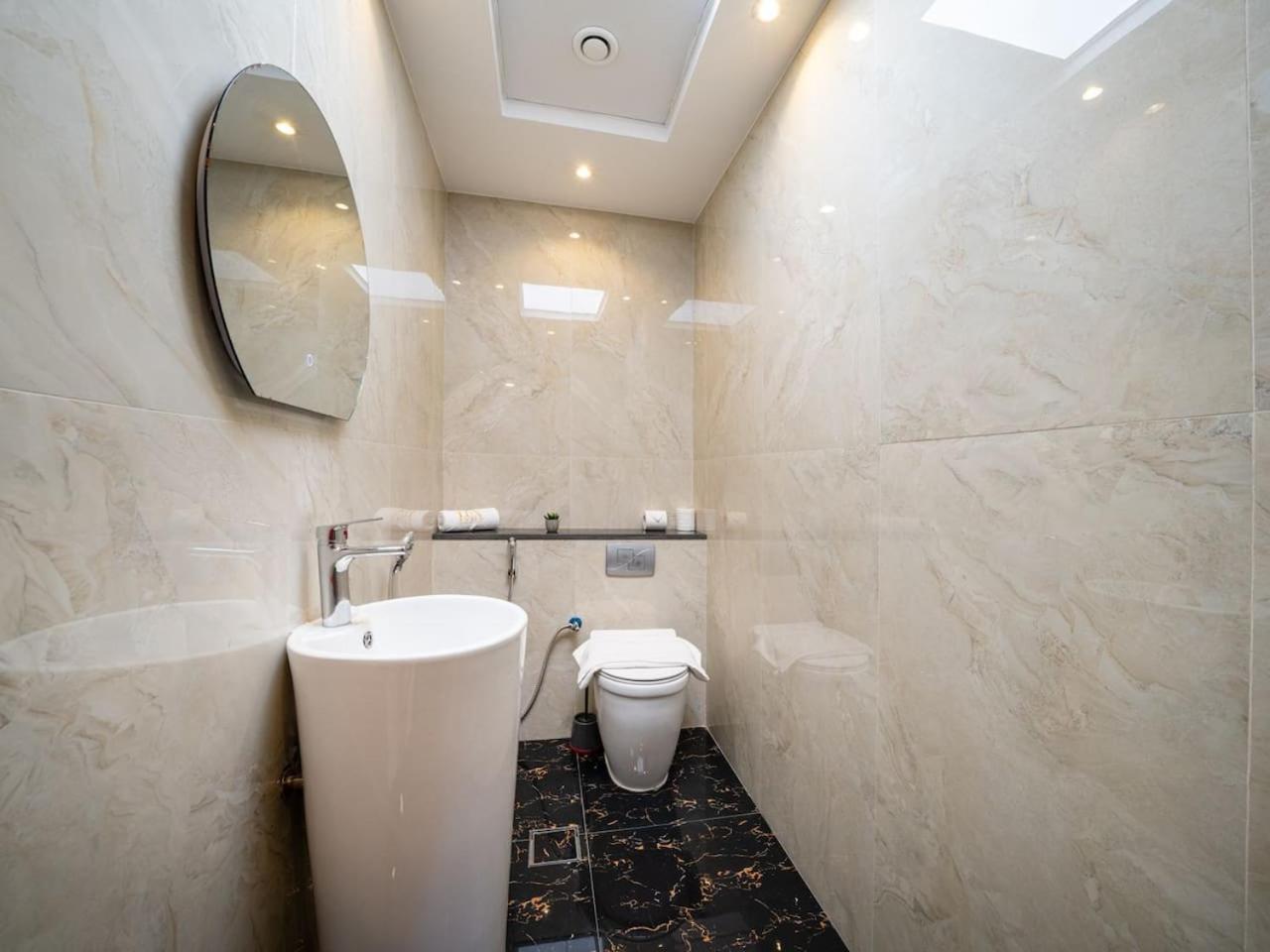 Bright And Spacious 3 Bedroom Retreat In Marina Apartment