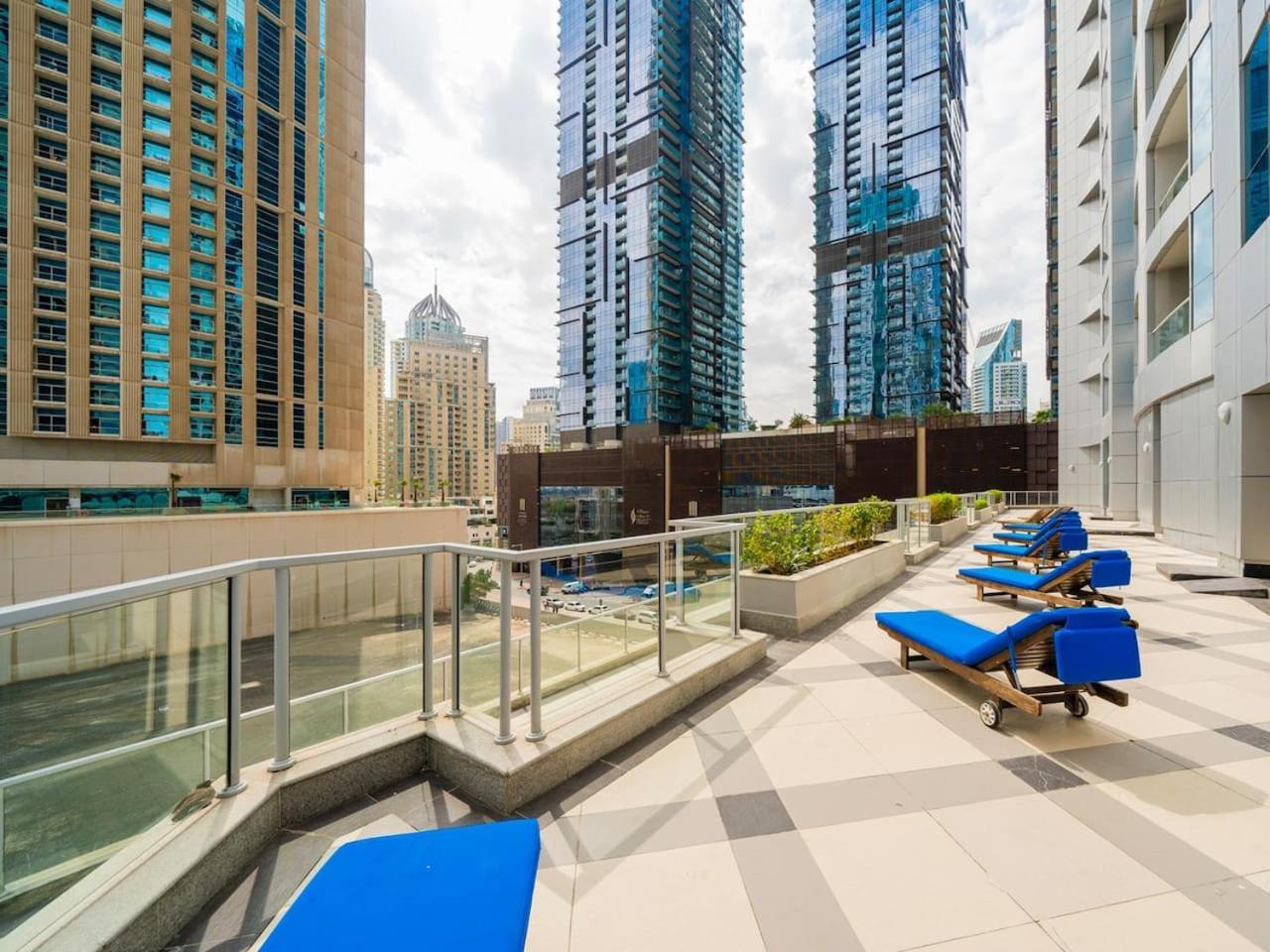 Bright And Spacious 3 Bedroom Retreat In Marina Apartment