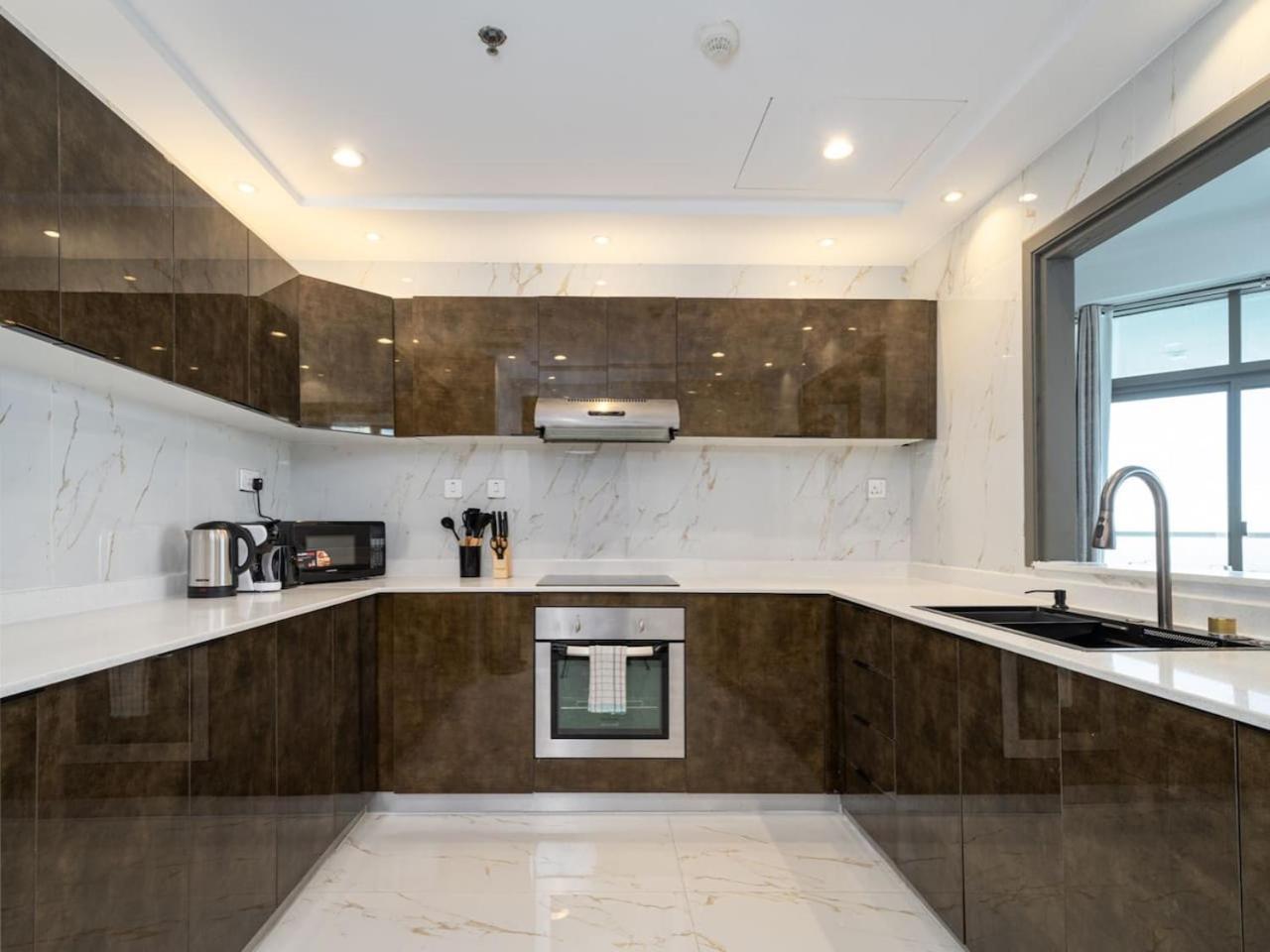 Bright And Spacious 3 Bedroom Retreat In Marina Apartment