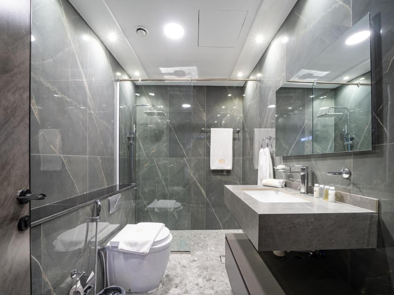 Bright And Spacious 3 Bedroom Retreat In Marina Apartment *