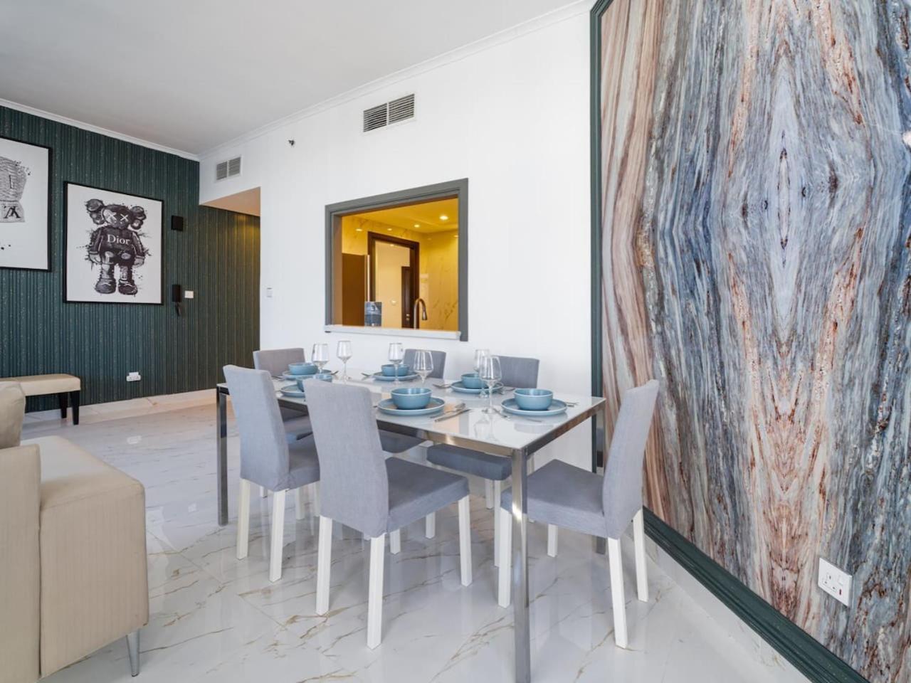 Apartment Bright And Spacious 3 Bedroom Retreat In Marina *