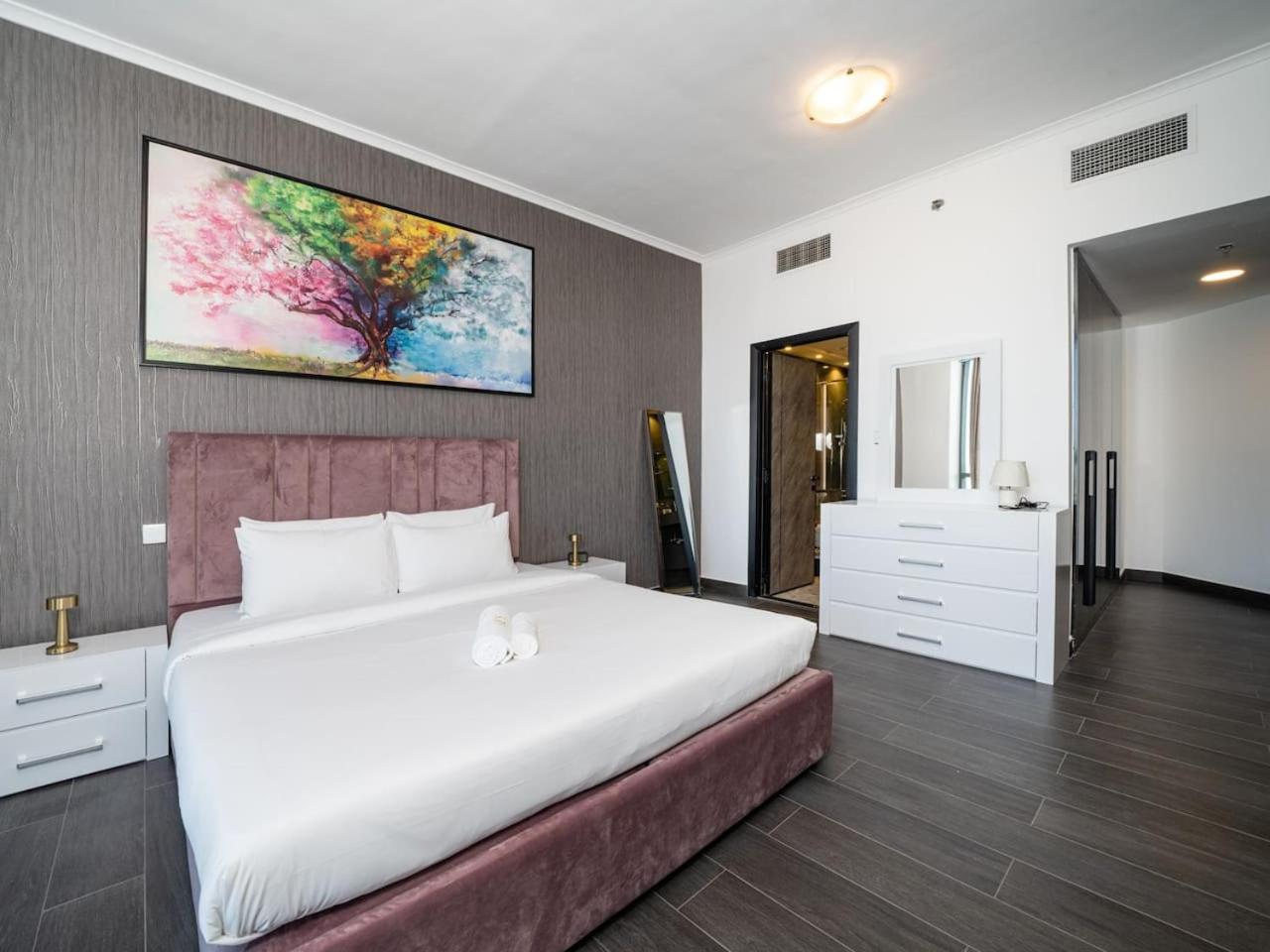 Bright And Spacious 3 Bedroom Retreat In Marina Apartment Dubai