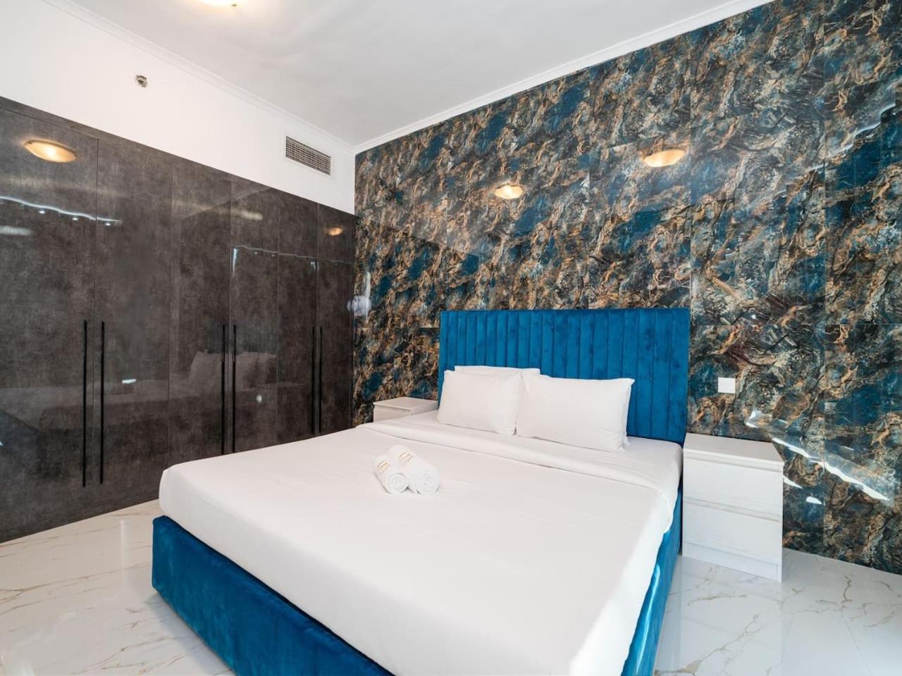 Bright And Spacious 3 Bedroom Retreat In Marina