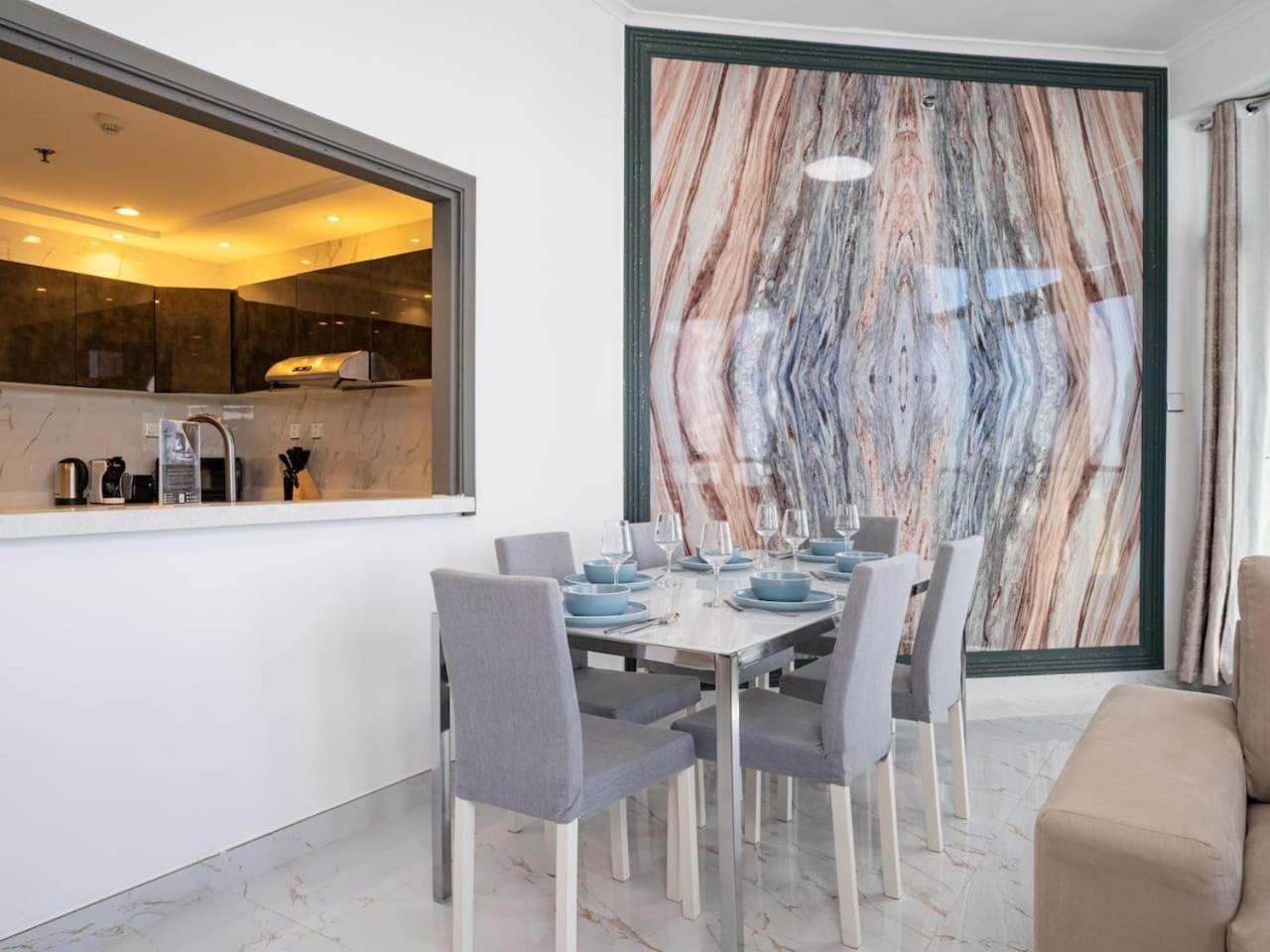 Bright And Spacious 3 Bedroom Retreat In Marina Apartment