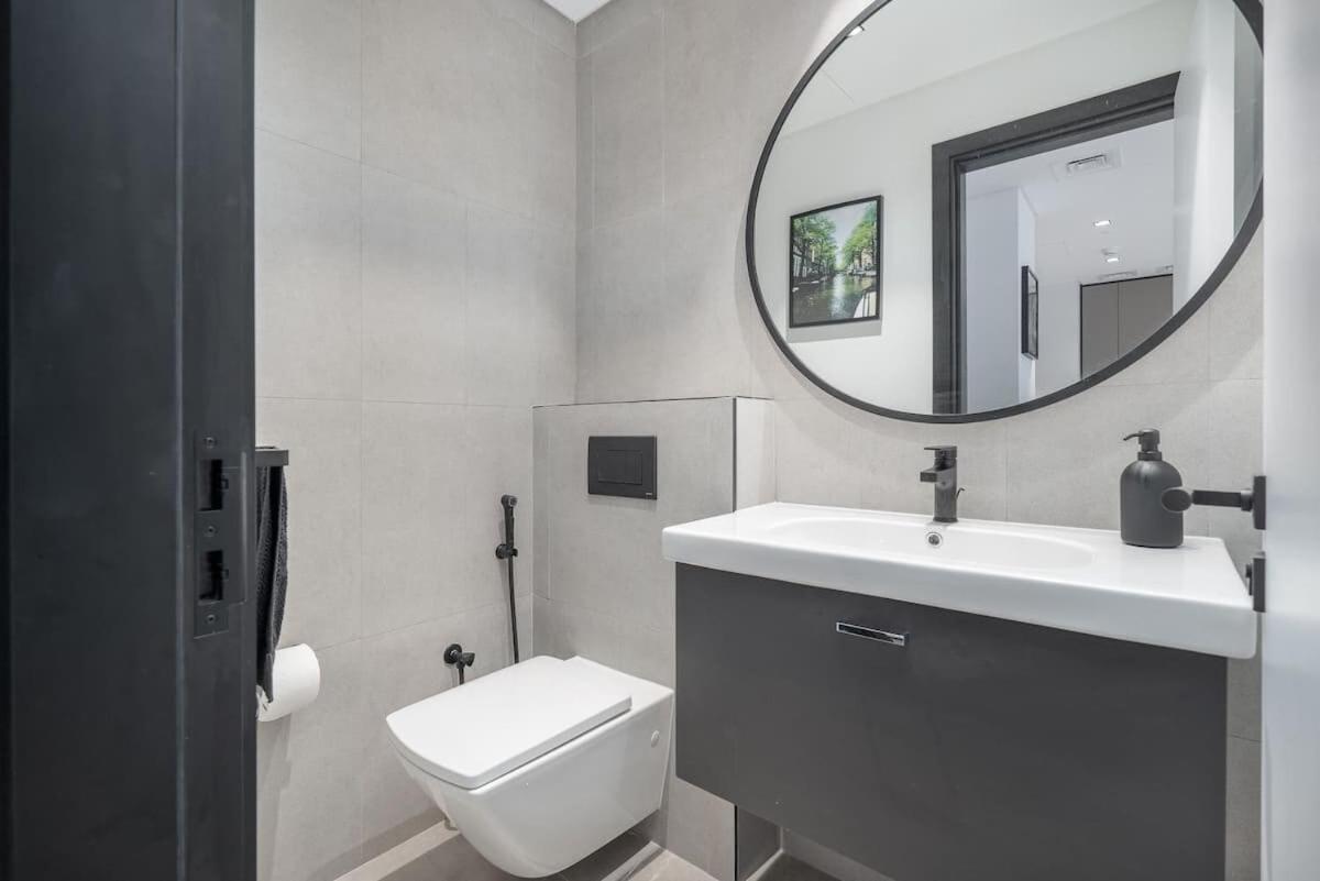 Downtown Stay With Burj Khalifa Views, Swimming Pool,Steam,Sauna,Gym In The Heart Of Business Bay Apartment Dubai