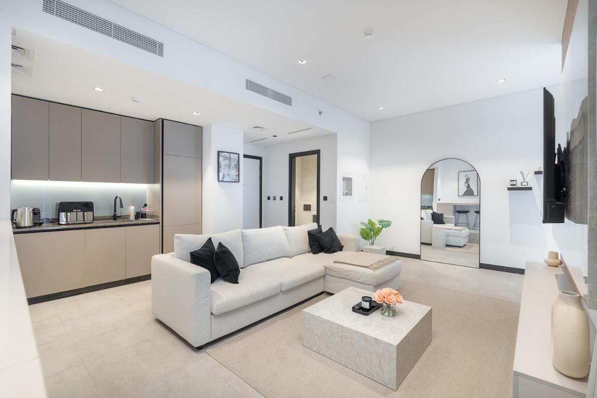 Downtown Stay With Burj Khalifa Views, Swimming Pool,Steam,Sauna,Gym In The Heart Of Business Bay Apartment *