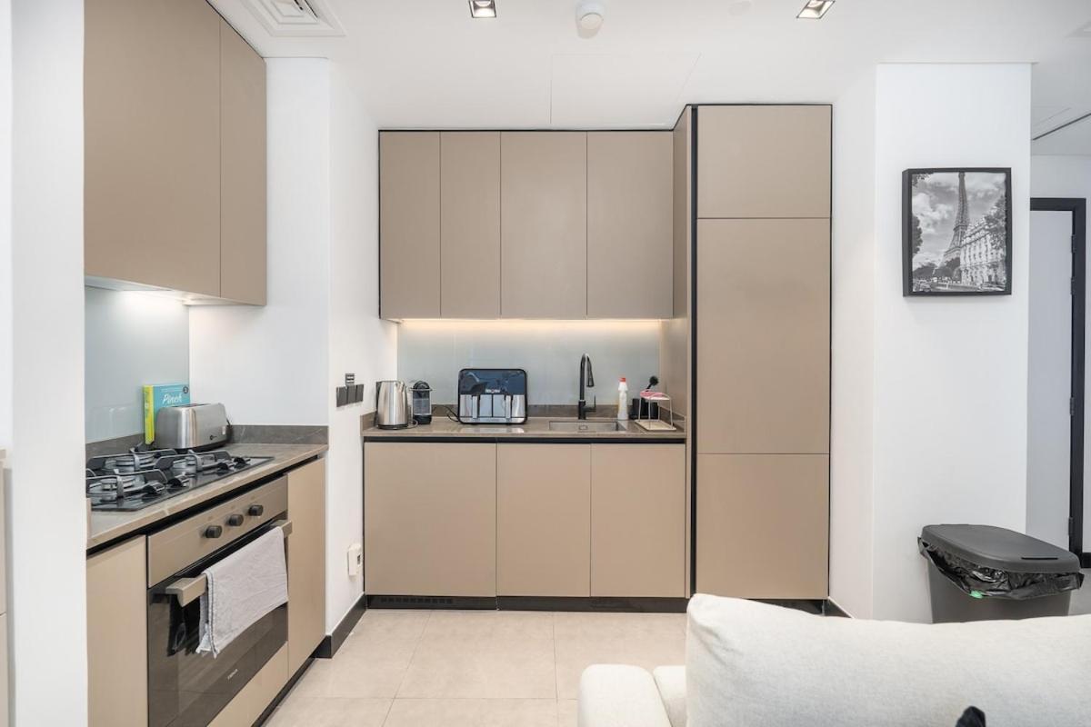 Downtown Stay With Burj Khalifa Views, Swimming Pool,Steam,Sauna,Gym In The Heart Of Business Bay Apartment