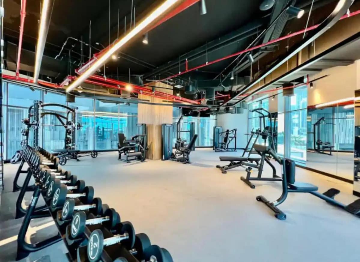 Apartment Downtown Stay With Burj Khalifa Views, Swimming Pool,Steam,Sauna,Gym In The Heart Of Business Bay *