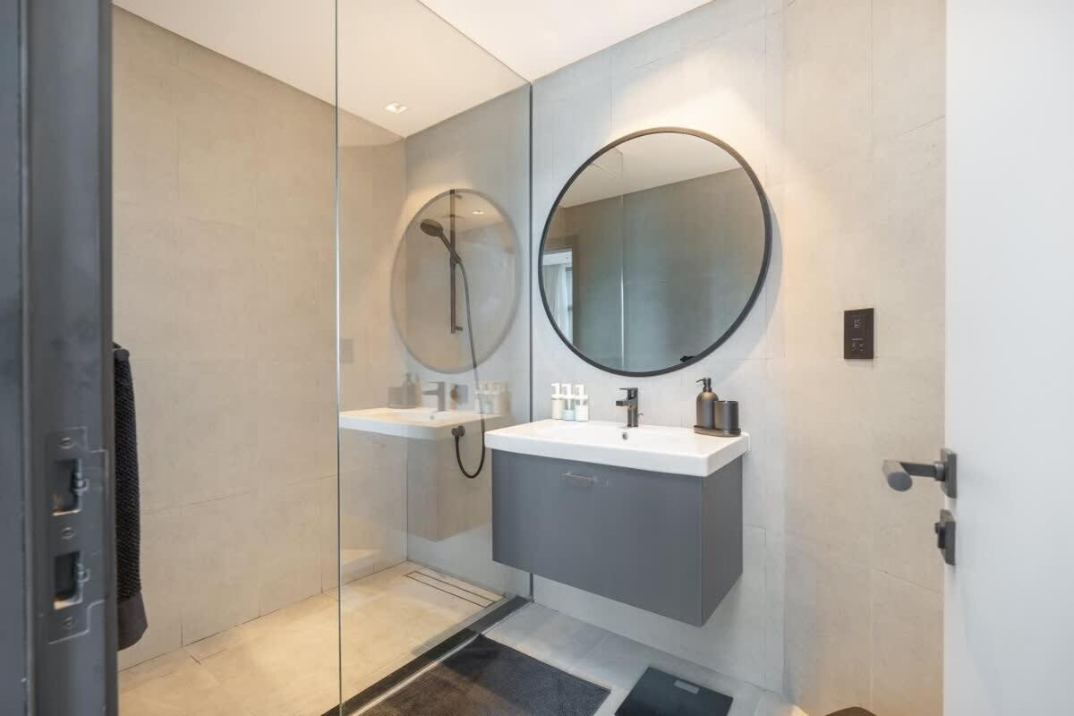 Downtown Stay With Burj Khalifa Views, Swimming Pool,Steam,Sauna,Gym In The Heart Of Business Bay *