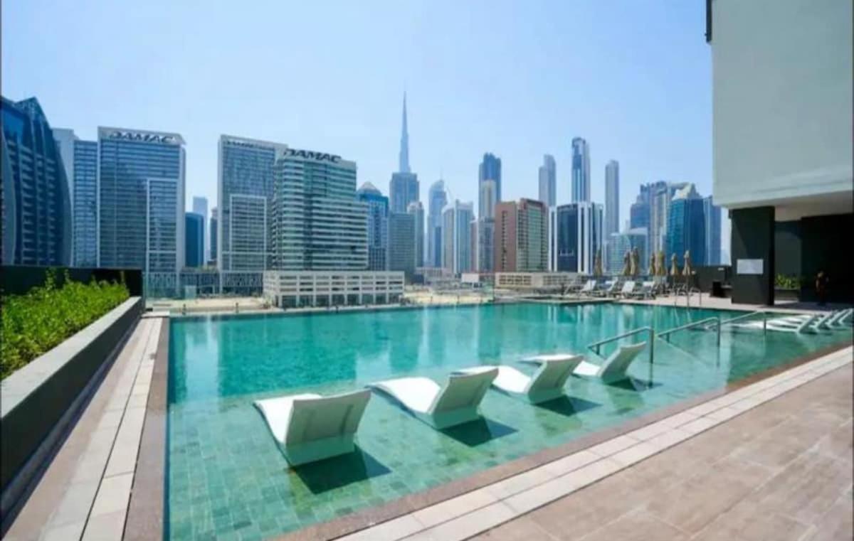 Downtown Stay With Burj Khalifa Views, Swimming Pool,Steam,Sauna,Gym In The Heart Of Business Bay Apartment *