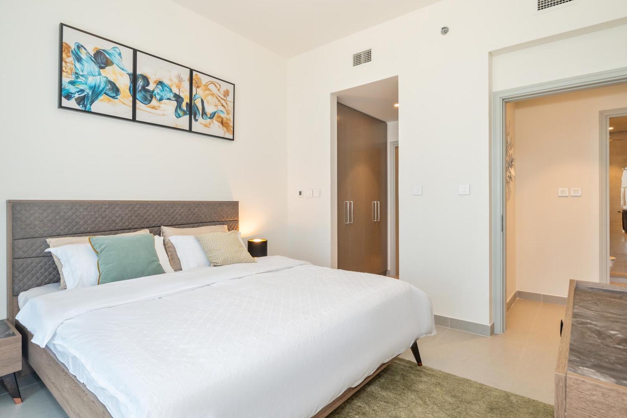 2br With Pool & Gym 2mins To Burj & Mall Dubai