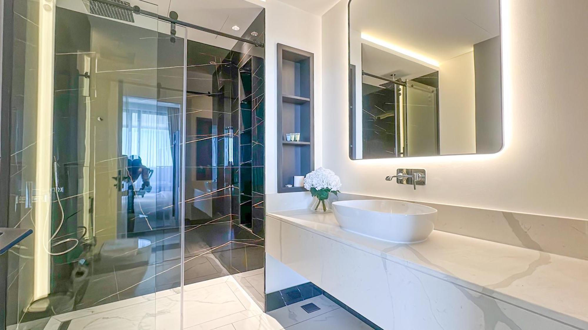 Relax In Luxury 1br With Jacuzzi & Skyline Views - 6ab03