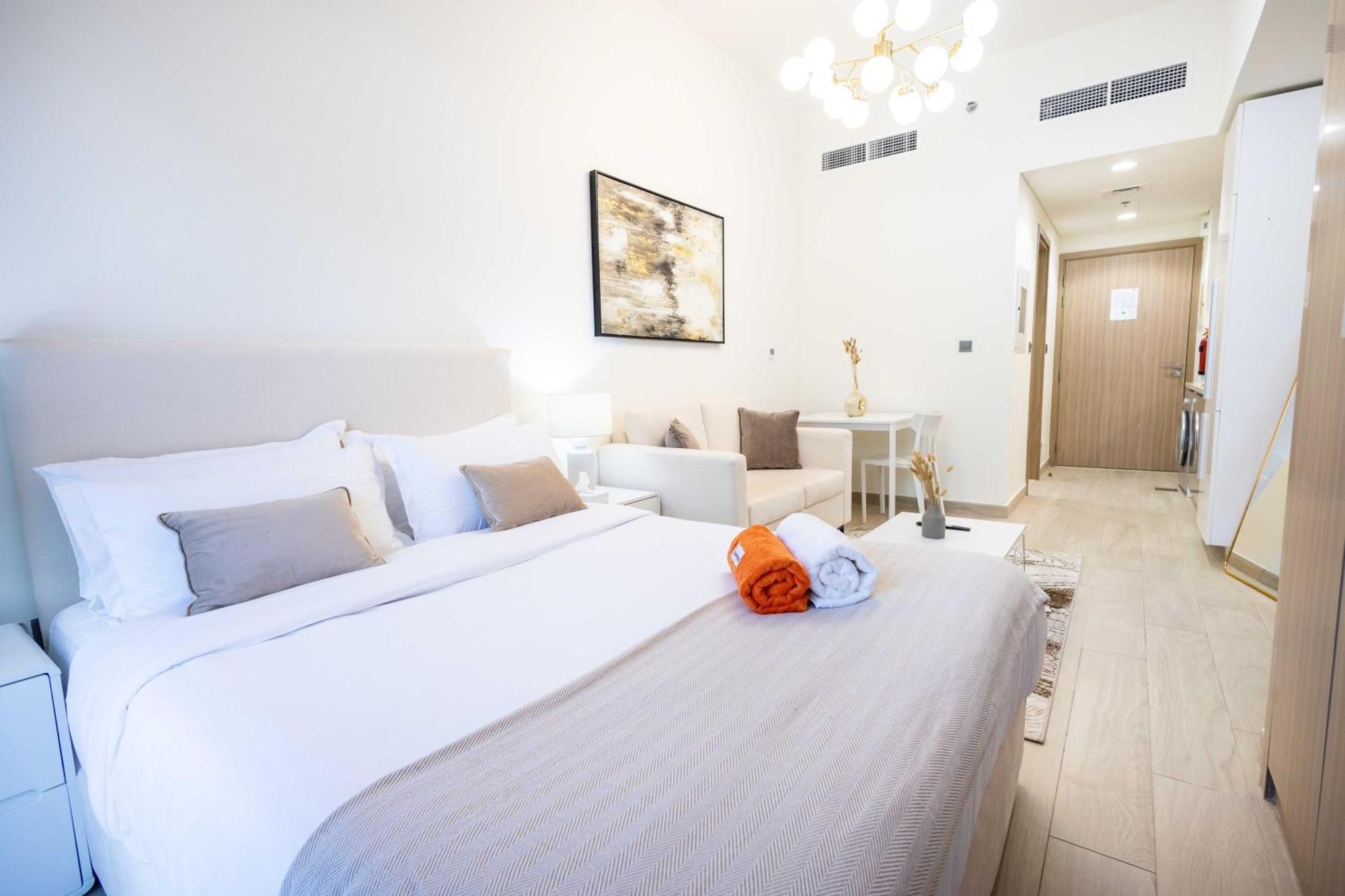 10 Mins From Downtown Pool Gym Large Terrace Apartment *