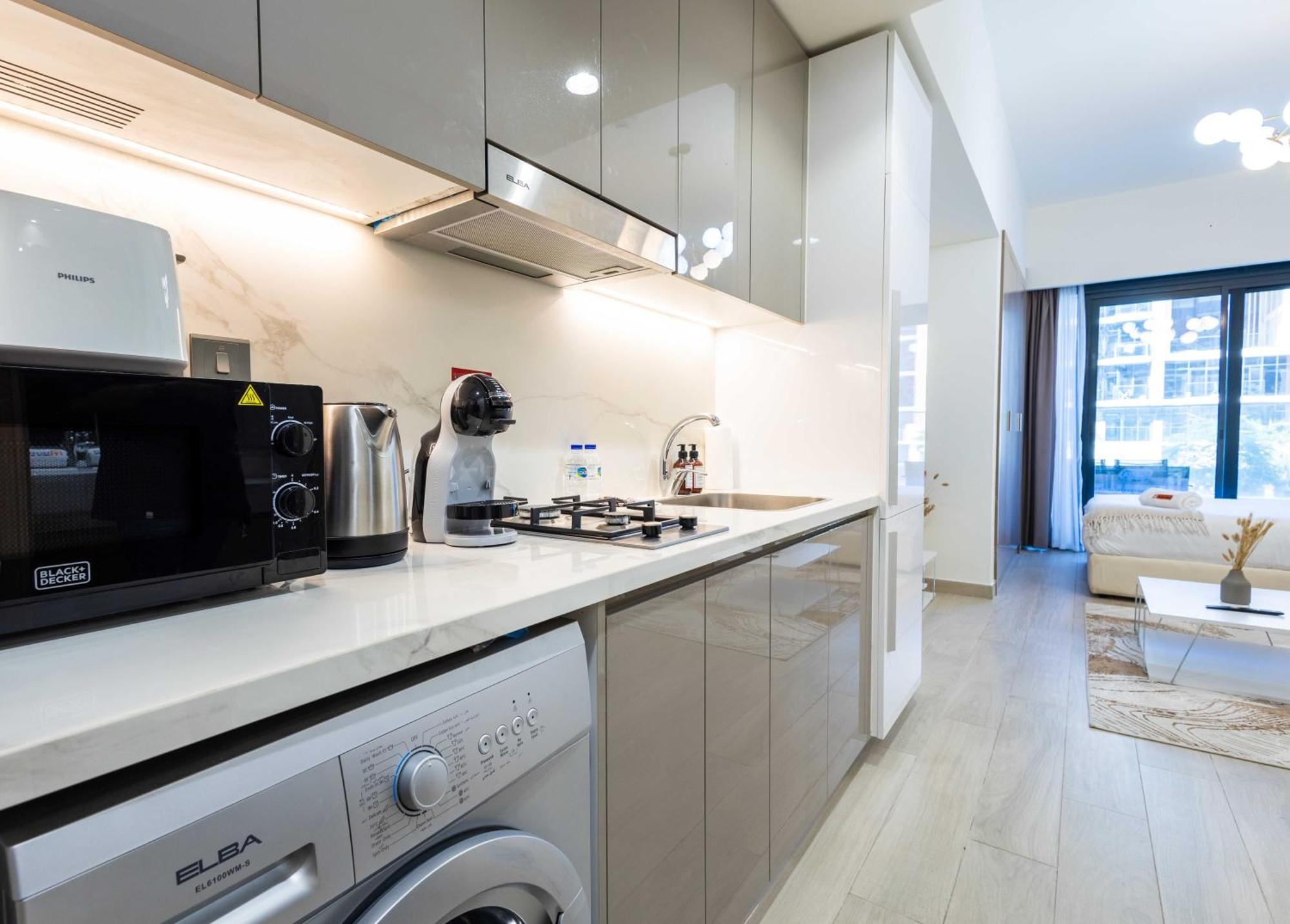 Apartment 10 Mins From Downtown Pool Gym Large Terrace Dubai