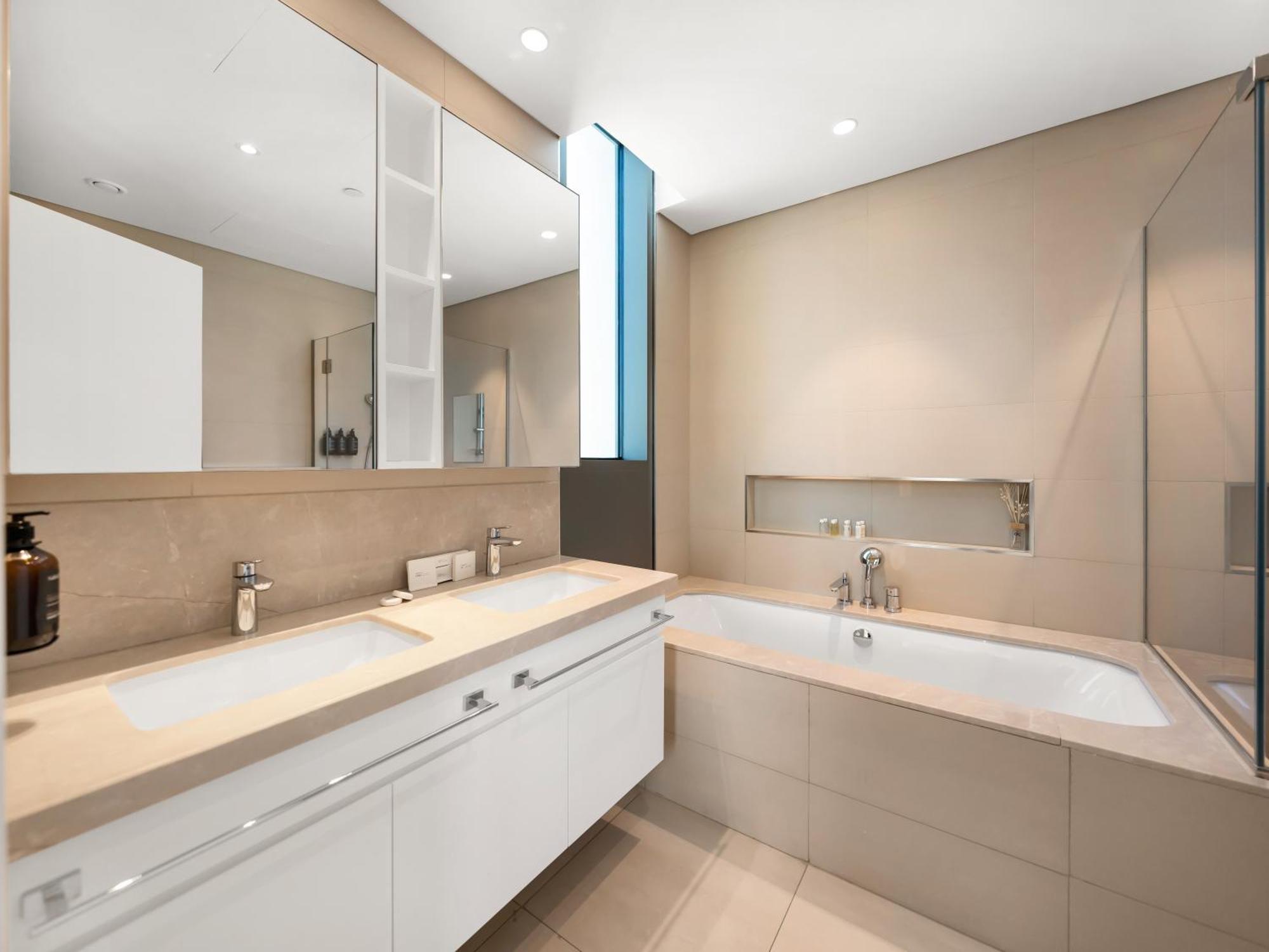 Apartment Brand New! Downtown Views Located On Mall *