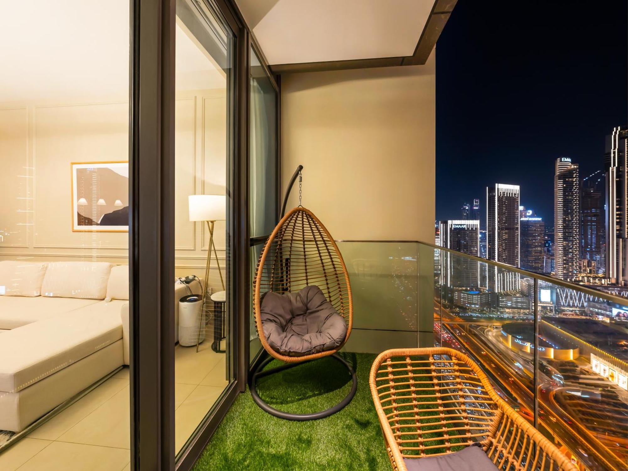 Brand New! Downtown Views Located On Mall Apartment