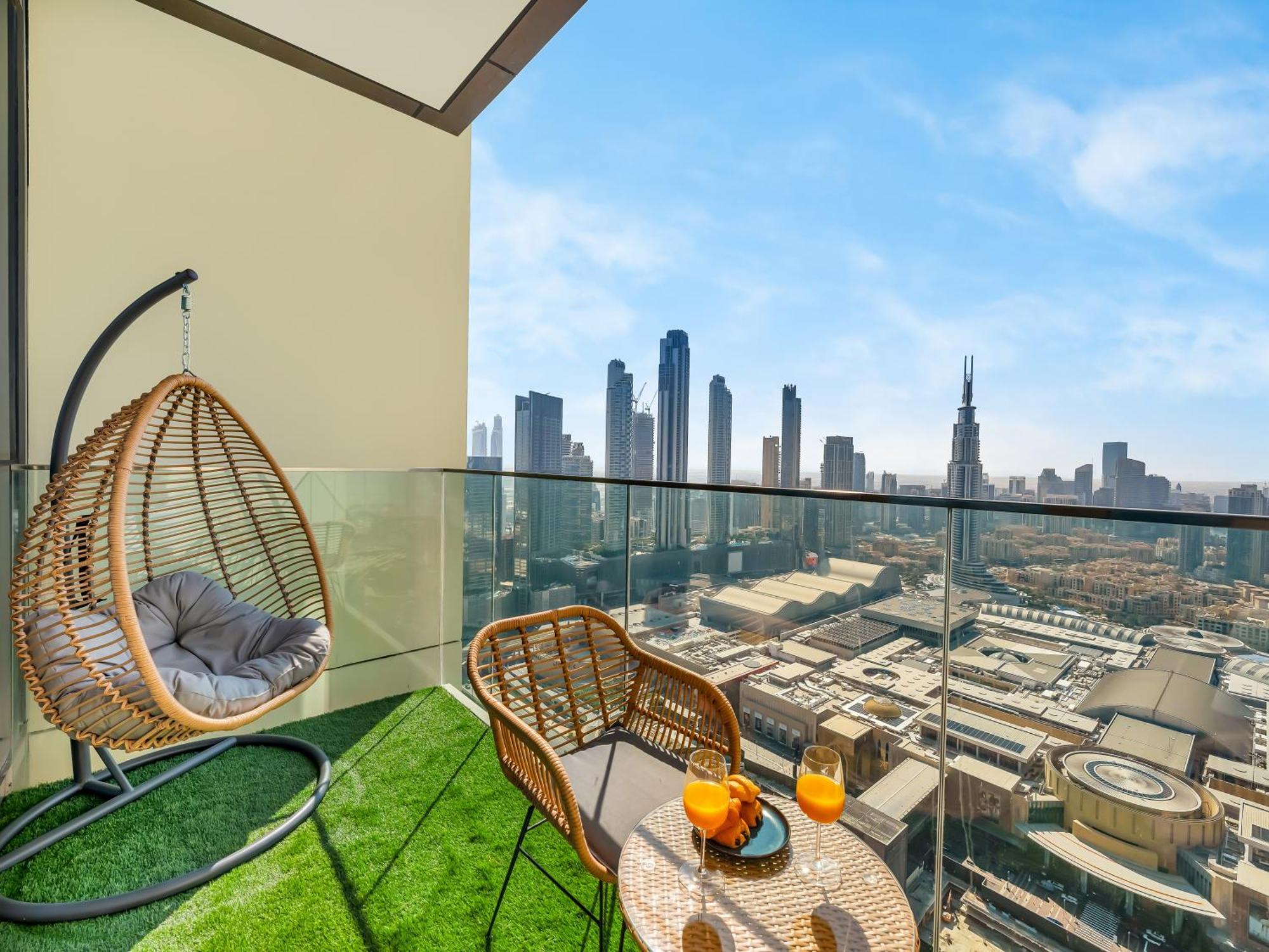 Brand New! Downtown Views Located On Mall Apartment *