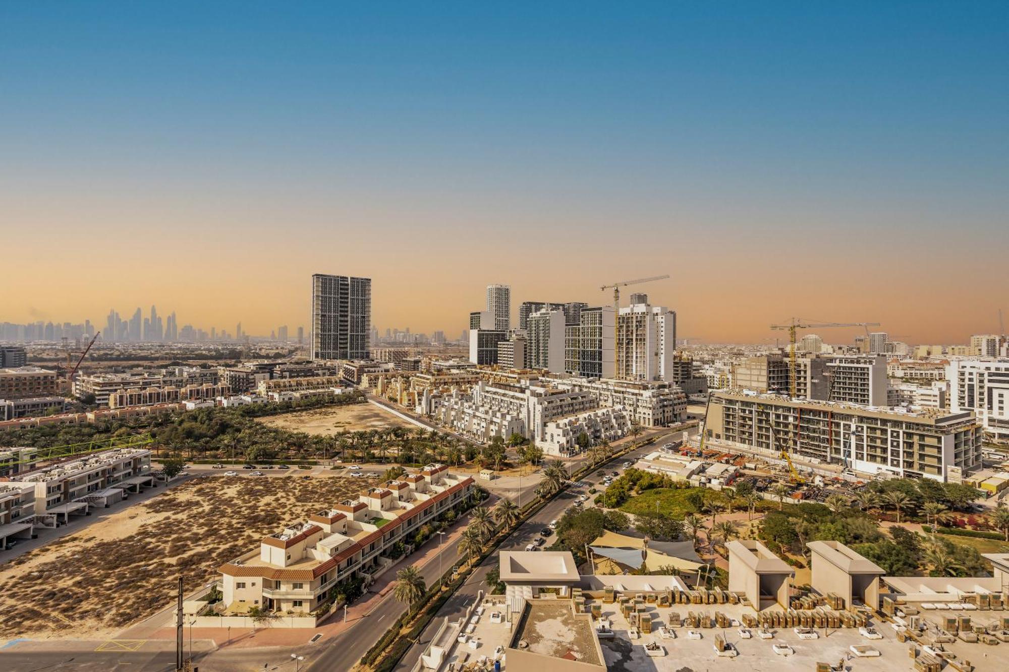 Modern 1br With Balcony, Pool & Stunning Views
