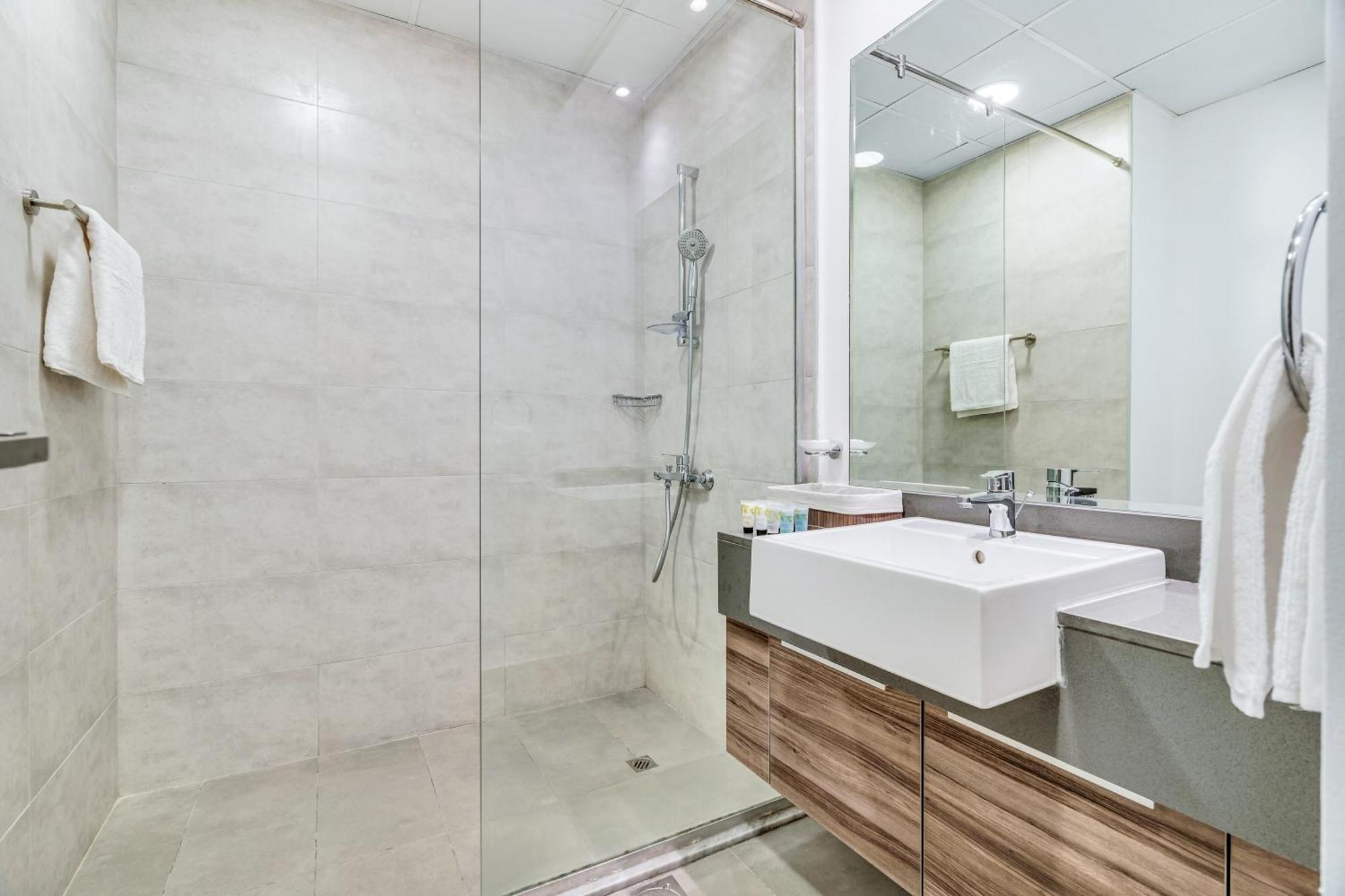 Apartment Modern 1br With Balcony, Pool & Stunning Views *