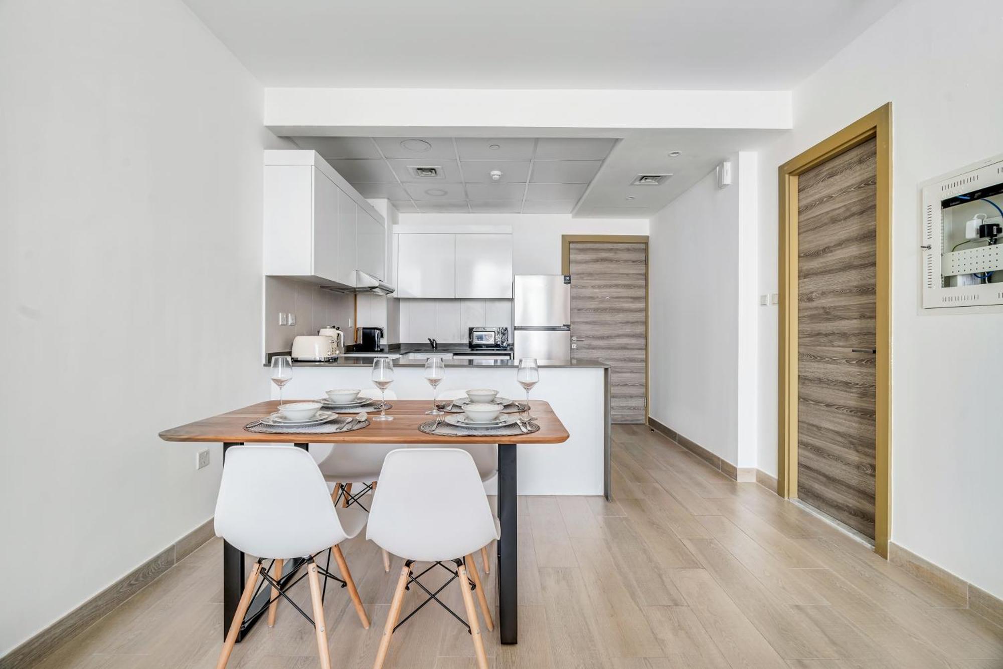 Modern 1br With Balcony, Pool & Stunning Views * Dubai