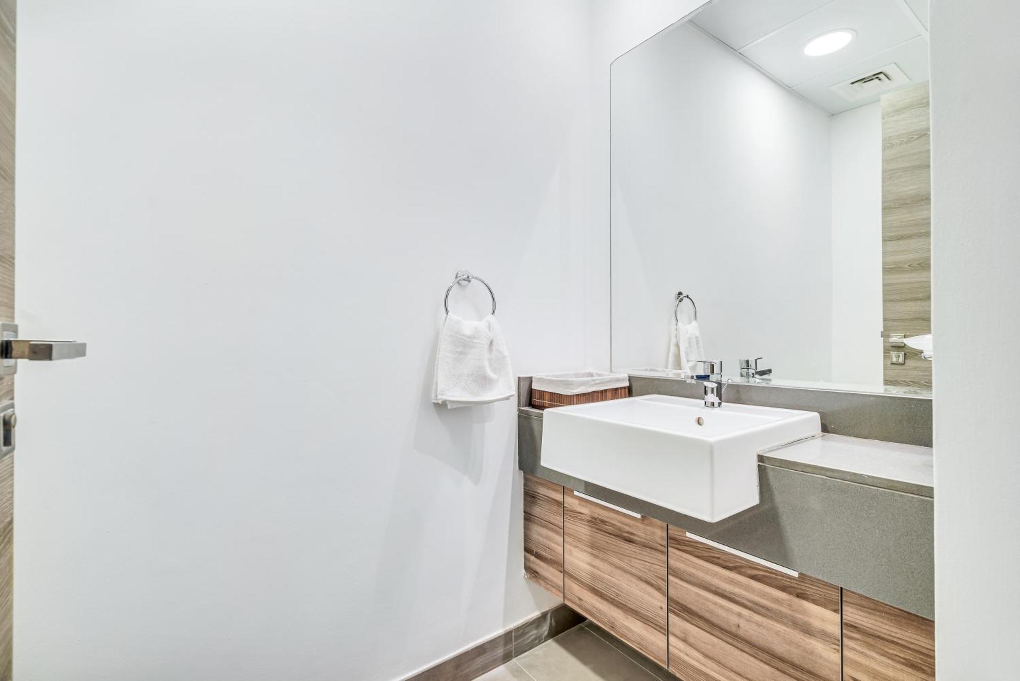 Modern 1br With Balcony, Pool & Stunning Views Dubai