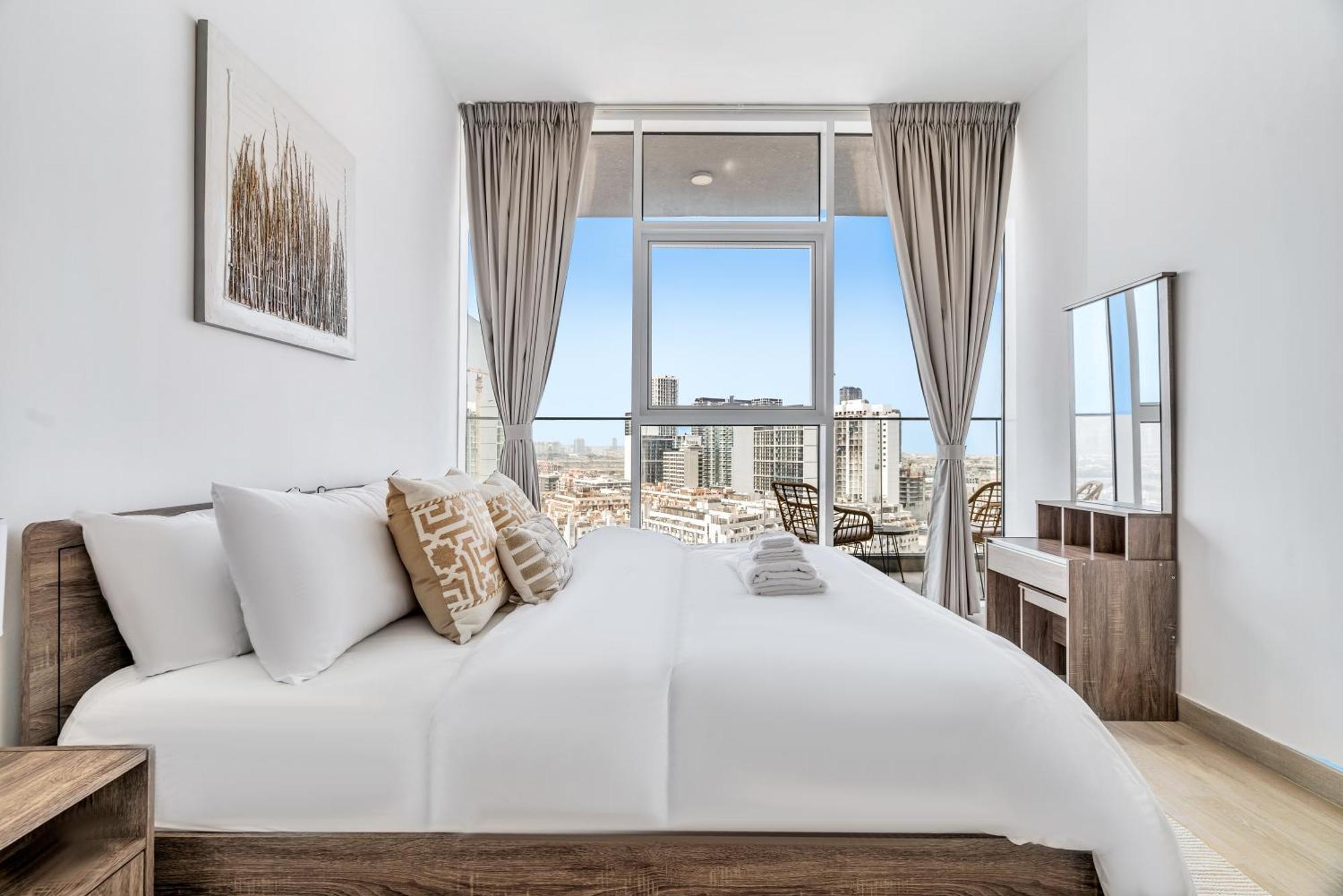 Modern 1br With Balcony, Pool & Stunning Views Apartment