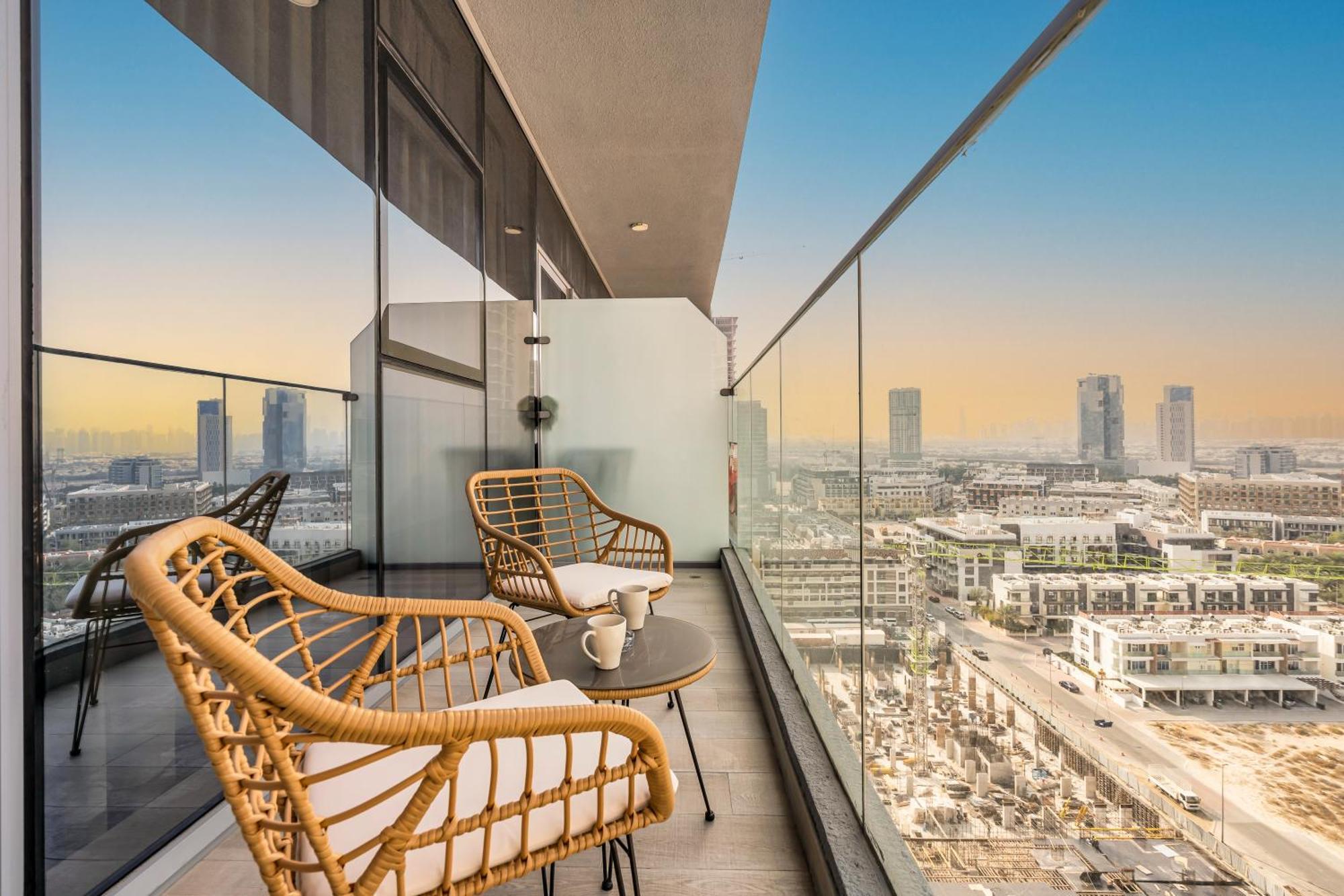 Apartment Modern 1br With Balcony, Pool & Stunning Views