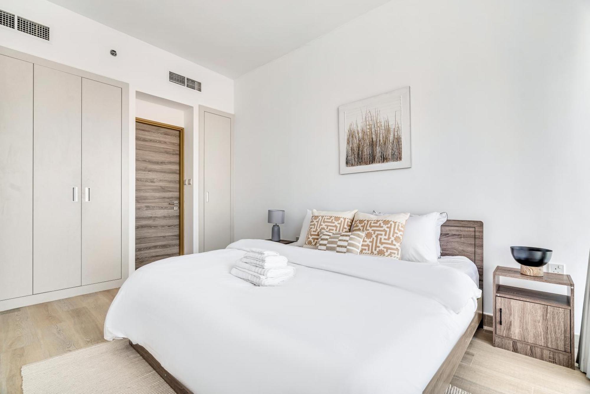 Apartment Modern 1br With Balcony, Pool & Stunning Views Dubai