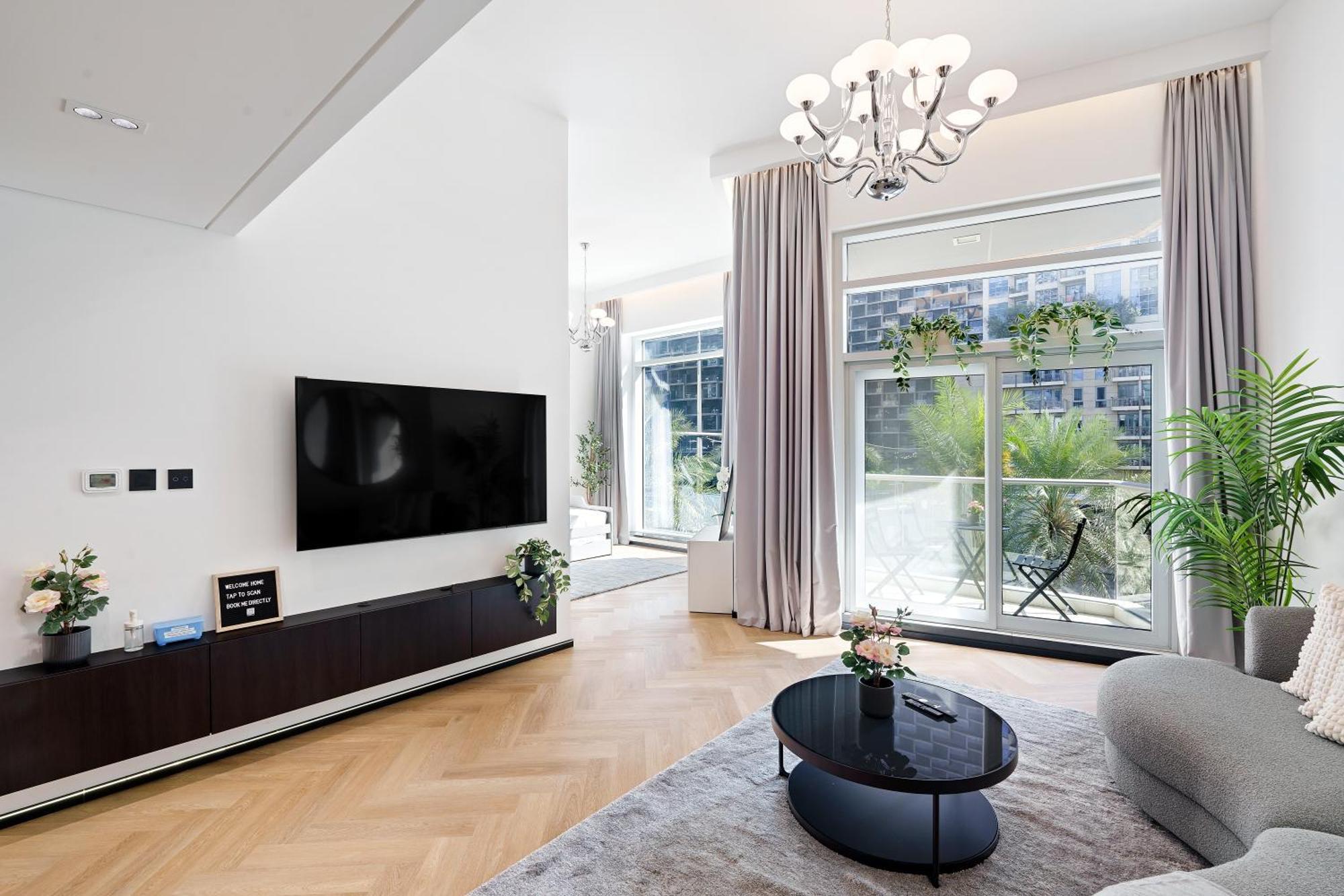 1 Bedroom Exquisite Urban Living In Downtown Apartment