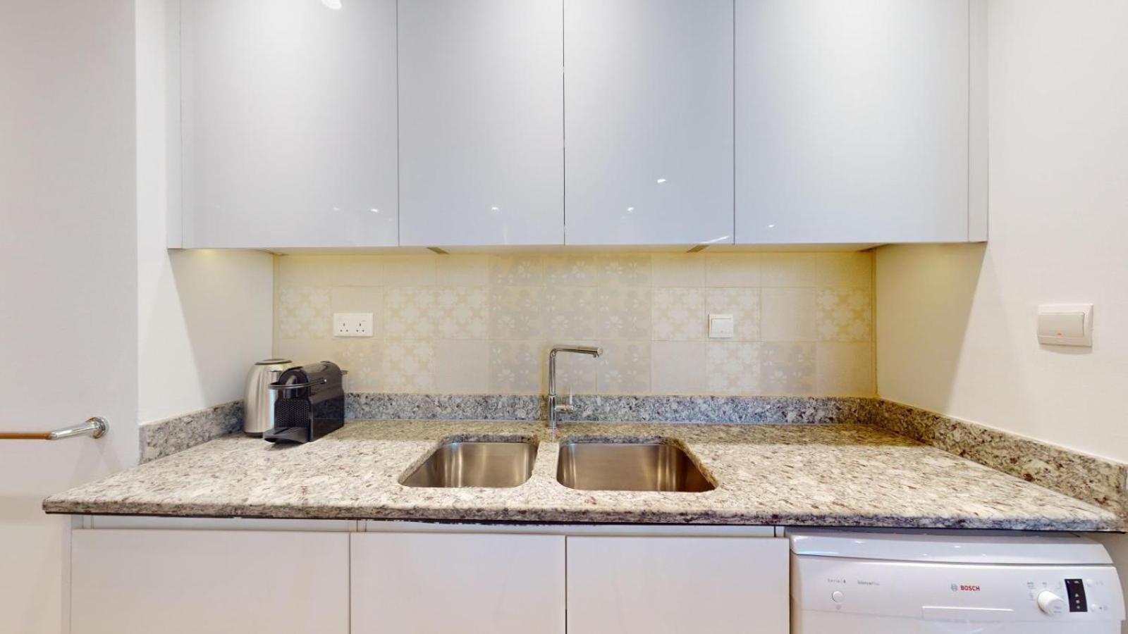Apartment Damac Waves - Stunning Three Bedroom In Marina Dubai