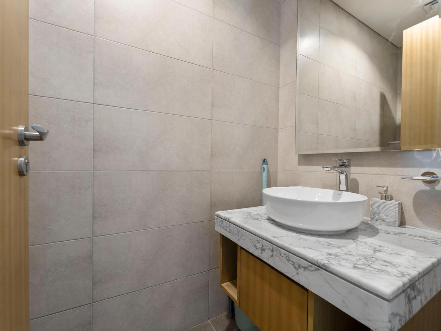 Bright & Modern 2br With Balcony In Aykon Dubai