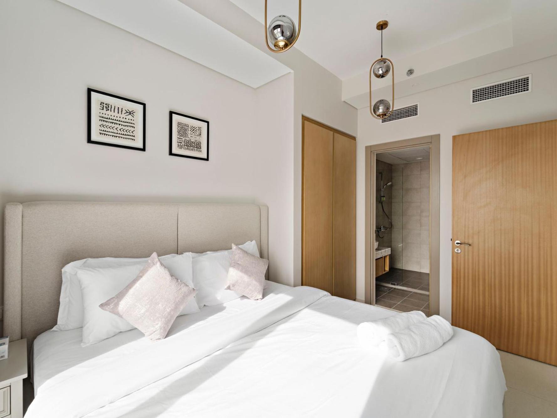 Bright & Modern 2br With Balcony In Aykon * Dubai