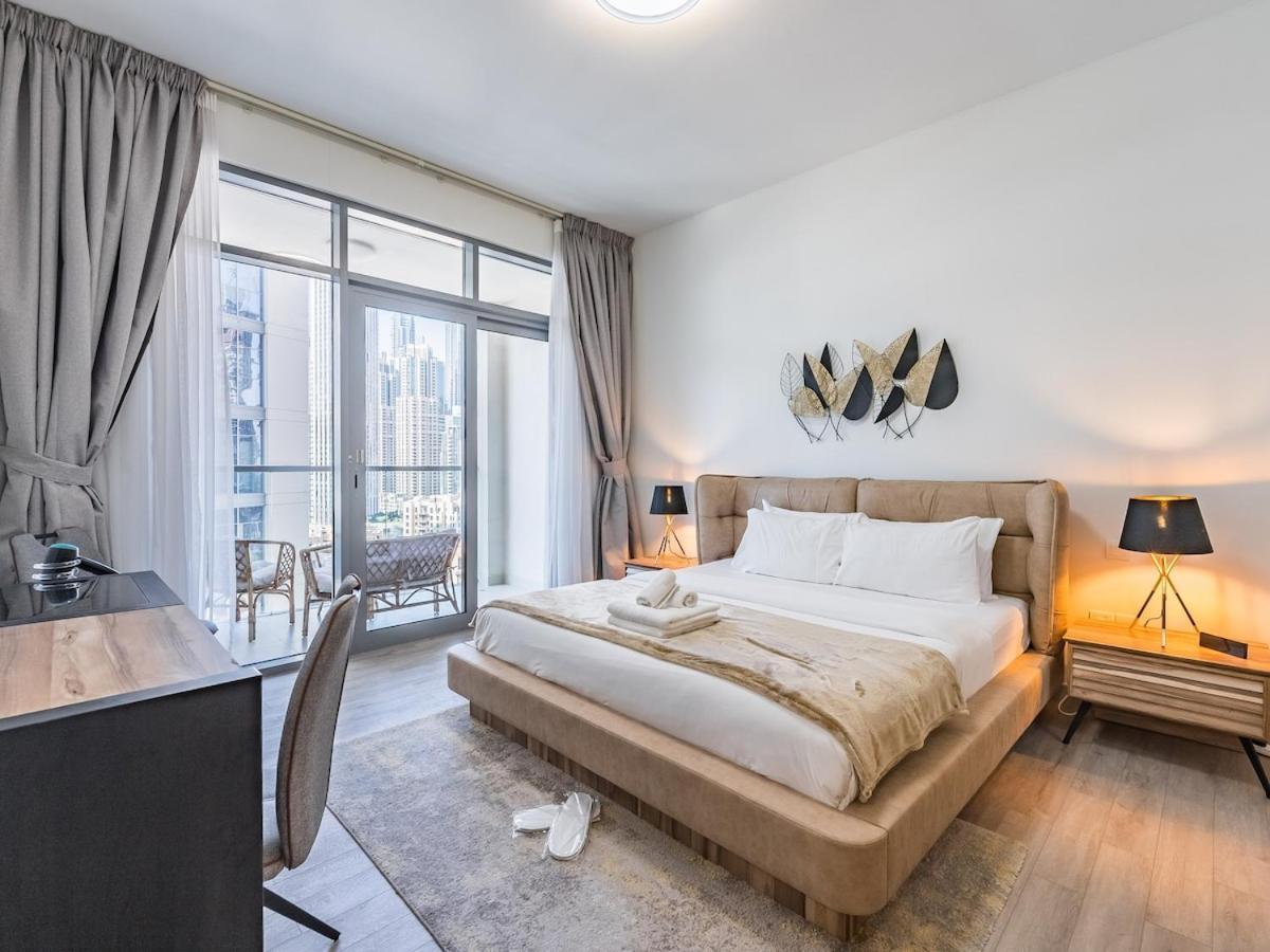 Modern Retreat With Balcony And Burj Khalifa View Apartment *