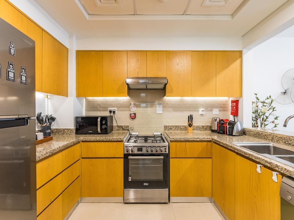 Modern Retreat With Balcony And Burj Khalifa View Dubai