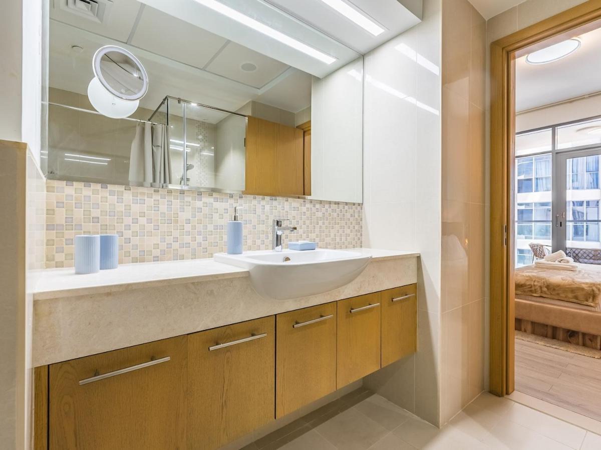 Apartment Modern Retreat With Balcony And Burj Khalifa View