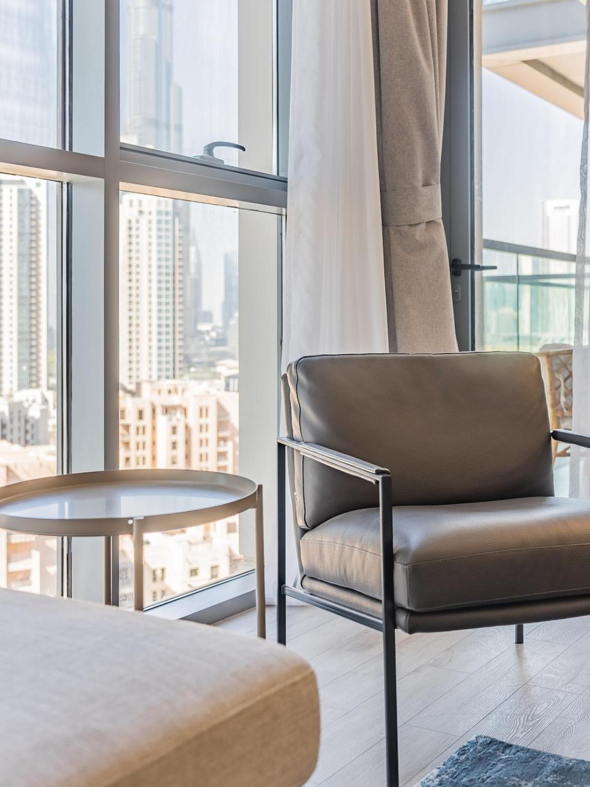 Modern Retreat With Balcony And Burj Khalifa View Dubai