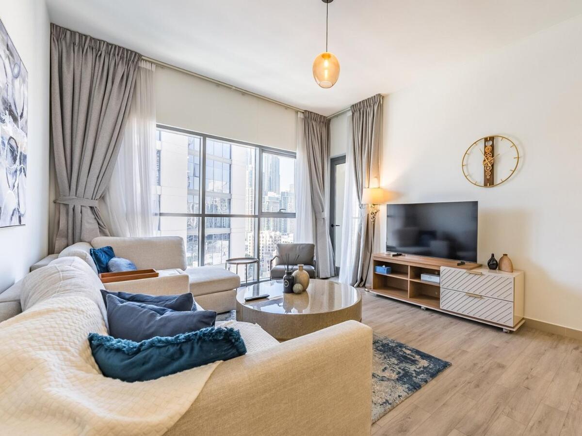Apartment Modern Retreat With Balcony And Burj Khalifa View