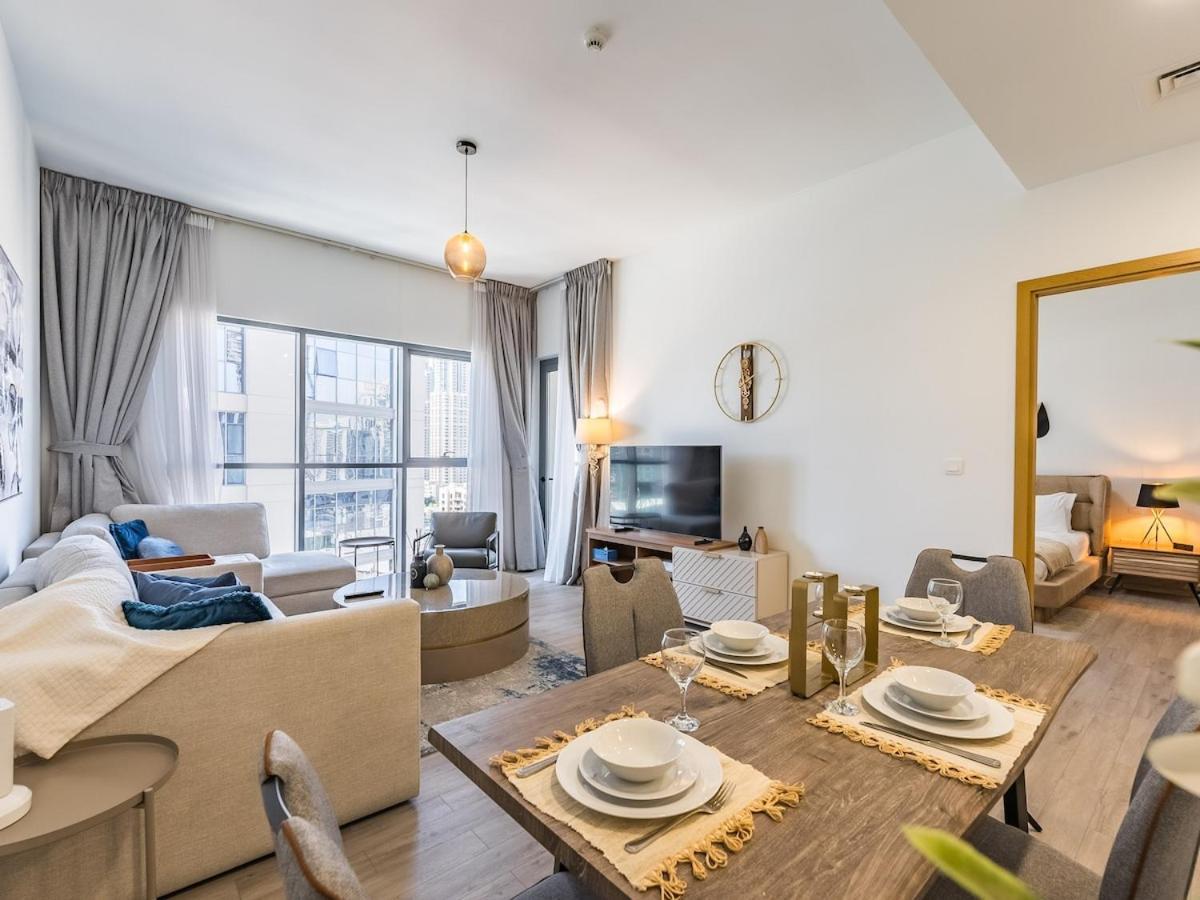 Modern Retreat With Balcony And Burj Khalifa View Apartment